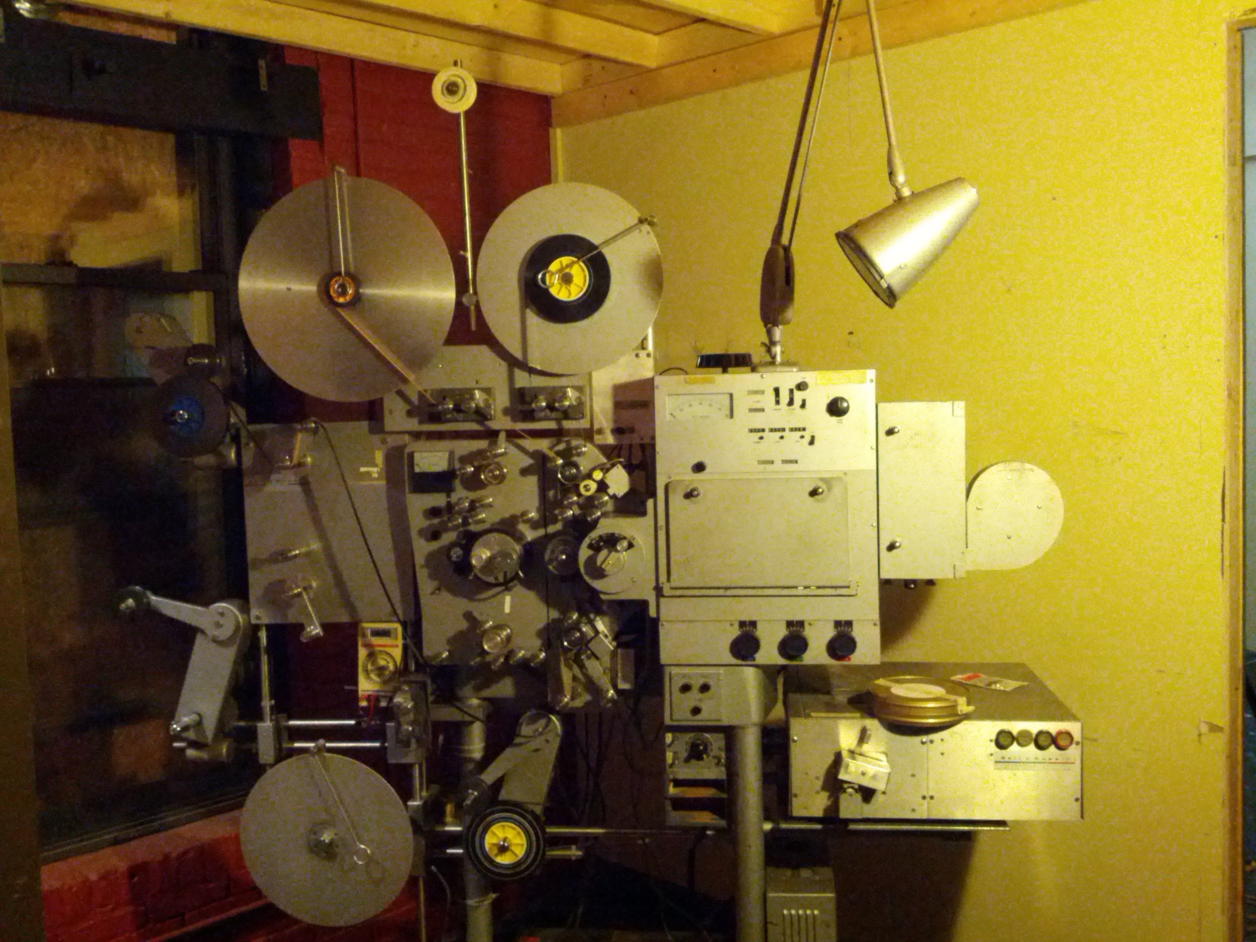 Member SkillShare: B&W contact printing on the Bell & Howell Model C