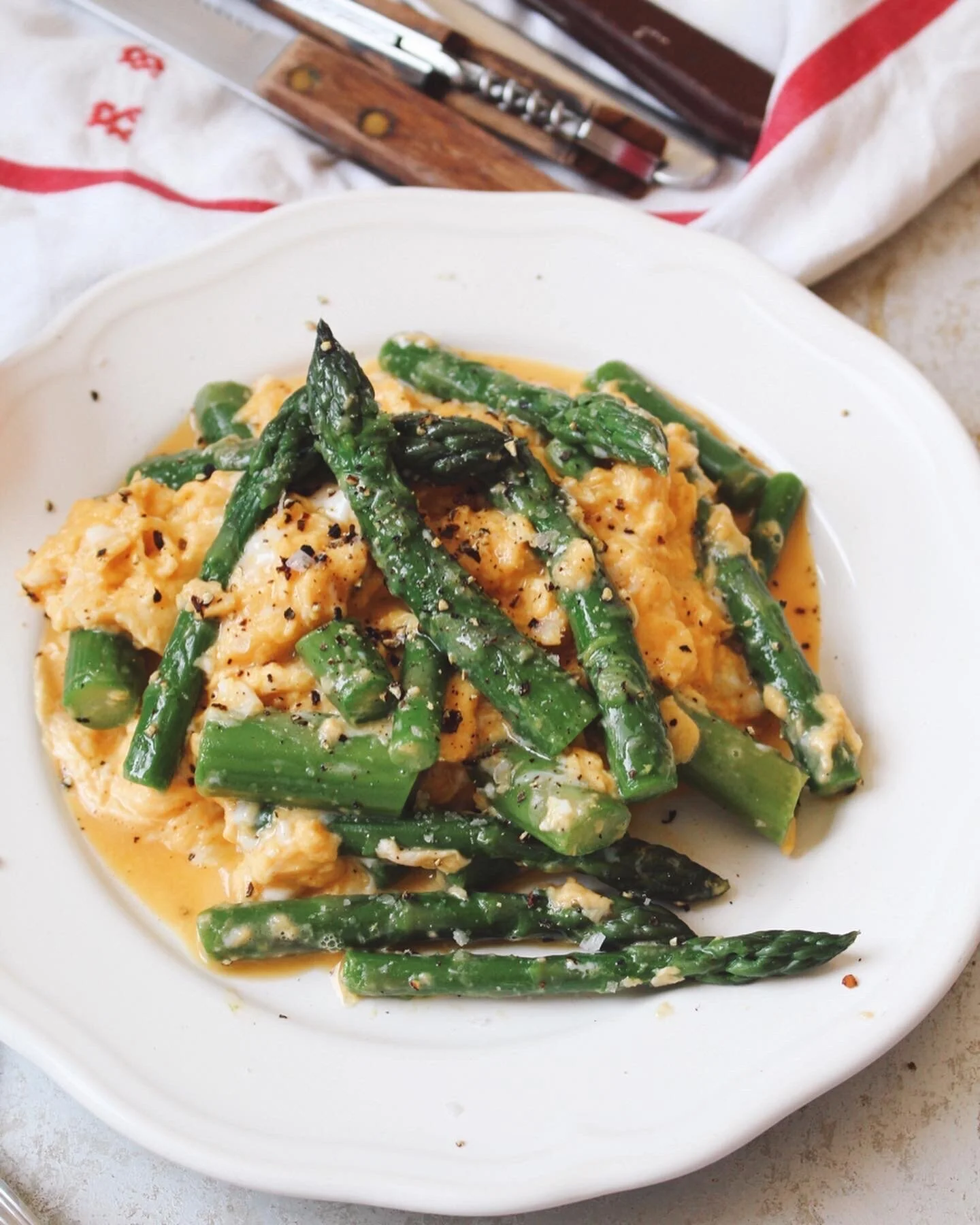 SCRAMBLE OF GREEN ASPARAGUS