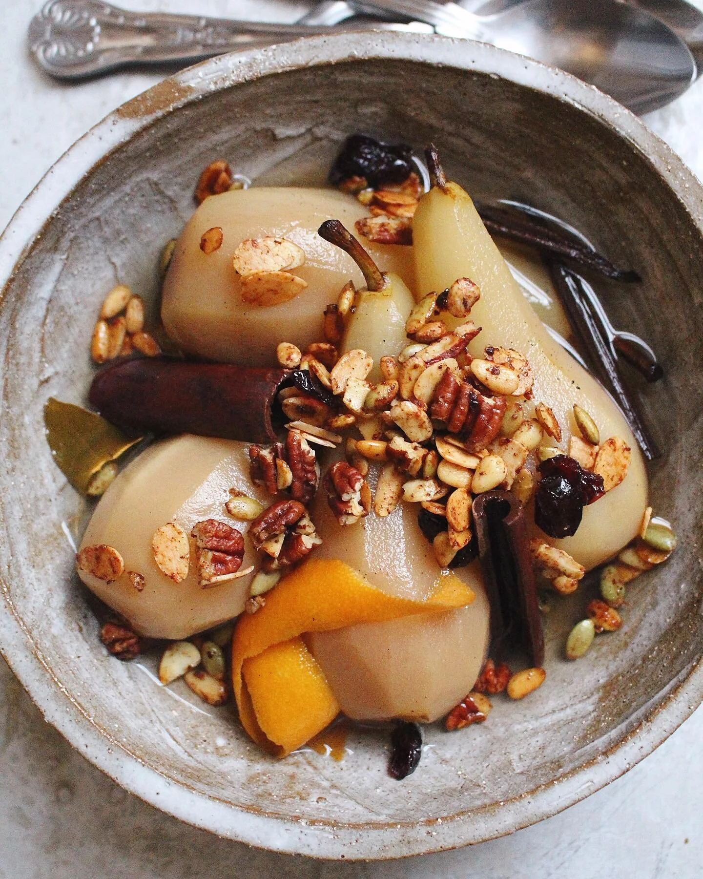 🍐POACHED PEARS 🍐
On the table to start the new year, a seasonal dessert that is quick to make and guilt free. Packed with flavours you can easily do this with the spices, nuts and seeds you have on hand. Dairy free, refined sugar free and gluten fr