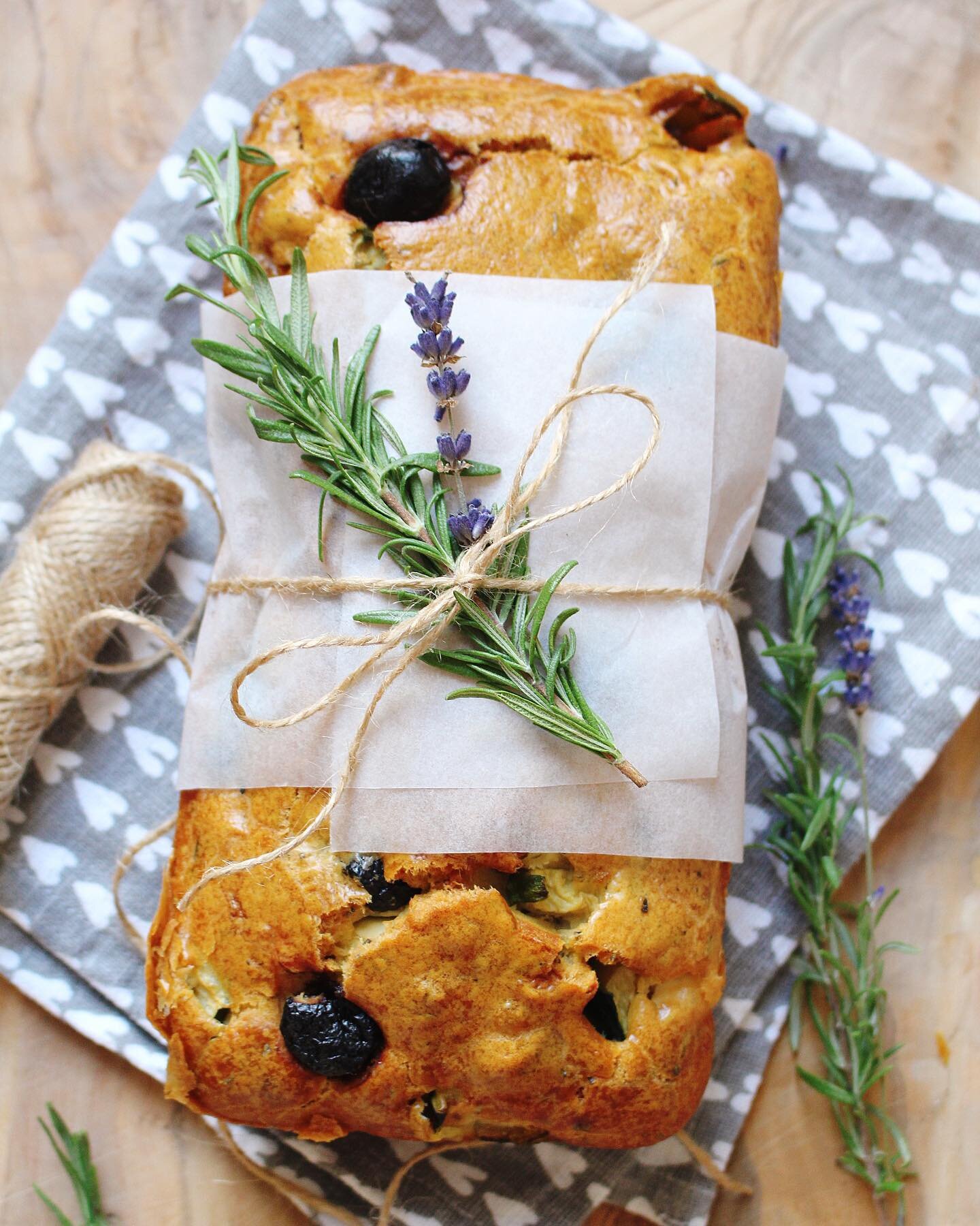 SAVOURY MEDITERRANEAN CAKE
Have you ever try to make or eat a savoury cake? These &ldquo;cake sal&eacute;&rdquo; are very popular in France. We serve them cut in cubes with aperitifs 🍷before dinner, or cut in slices with a green salad. 🥗 They make 