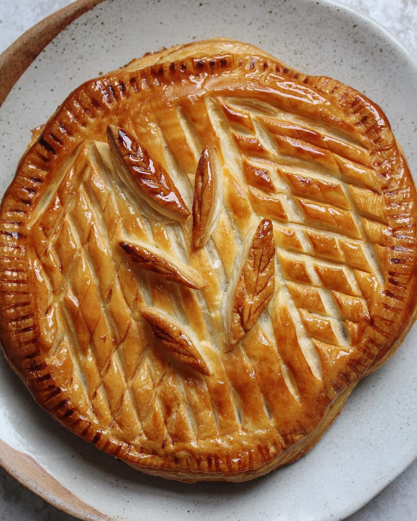 KINGS CAKE 👑🍂
In France, &ldquo;la galette des rois&rdquo; is served on the 6th of January for the Epiphany, but we enjoy it all through January too. I am a little bit late in the game and you probably saw too many recipes, but if you haven&rsquo;t