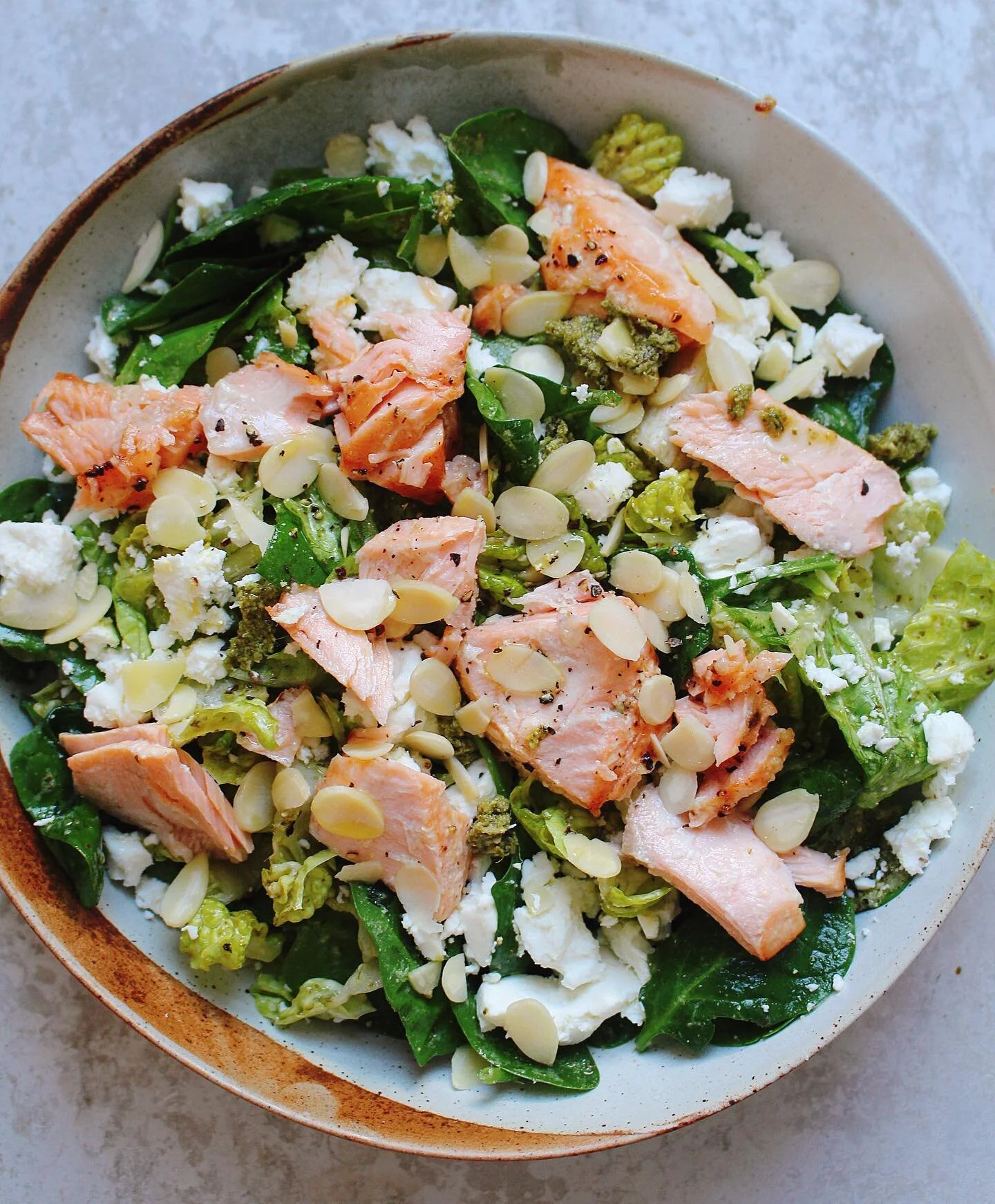 SALMON MEDITERRANEAN SALAD 🌿
A wholesome lunch or dinner recipe packed with Mediterranean flavours. So satisfying, with loads of nutrition, which is all we need right now. Save the recipe to recreate. Happy cooking! ☀️

Ingredients (serves 1):
&bull
