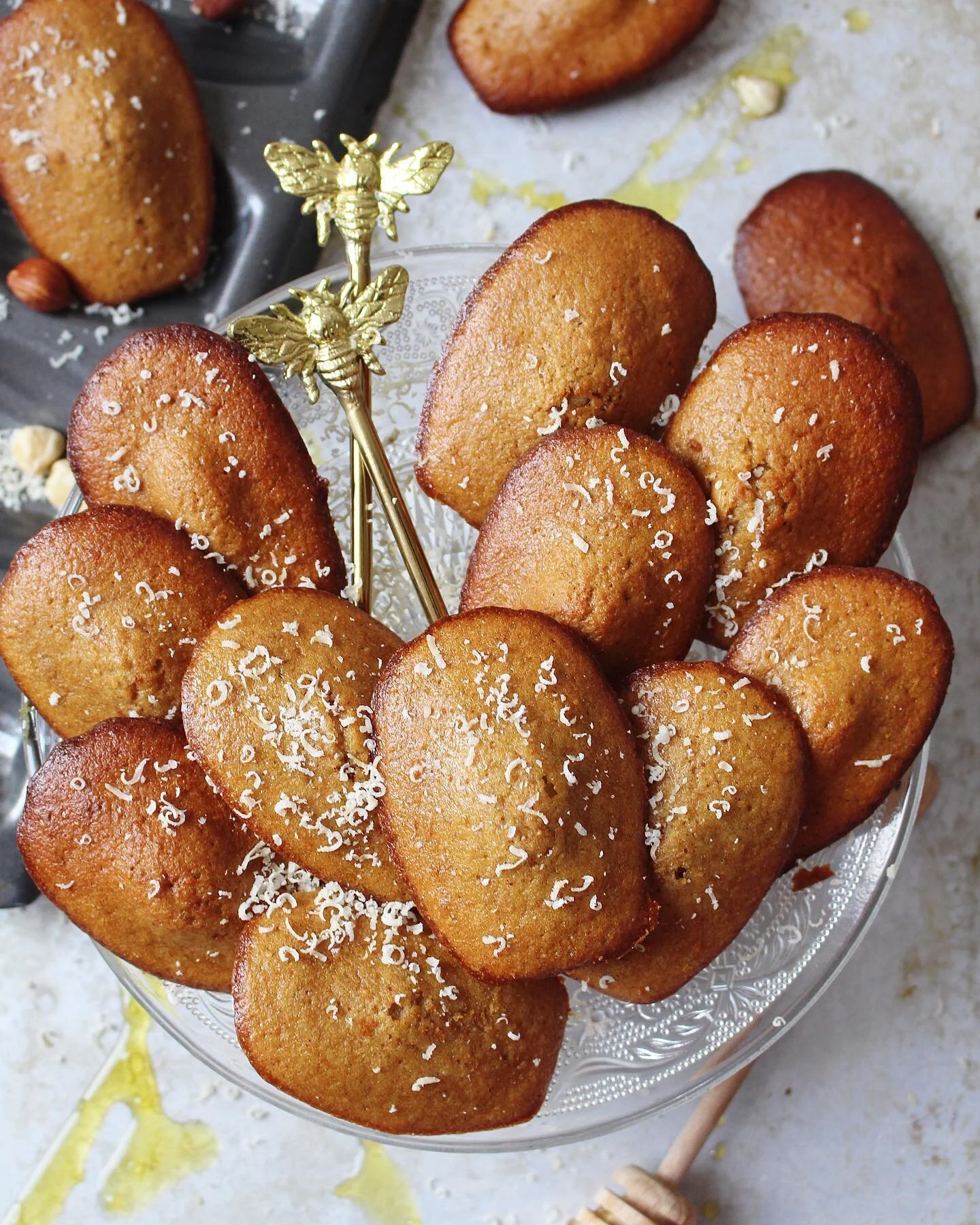 MEDITERRANEAN ORANGE &amp; OLIVE OIL MADELEINES 🍊

These Mediterranean style madeleines are light, moist and packed with citrus flavours. These are very popular in France and I made my own version of them. Dairy-free and refined sugar free they make