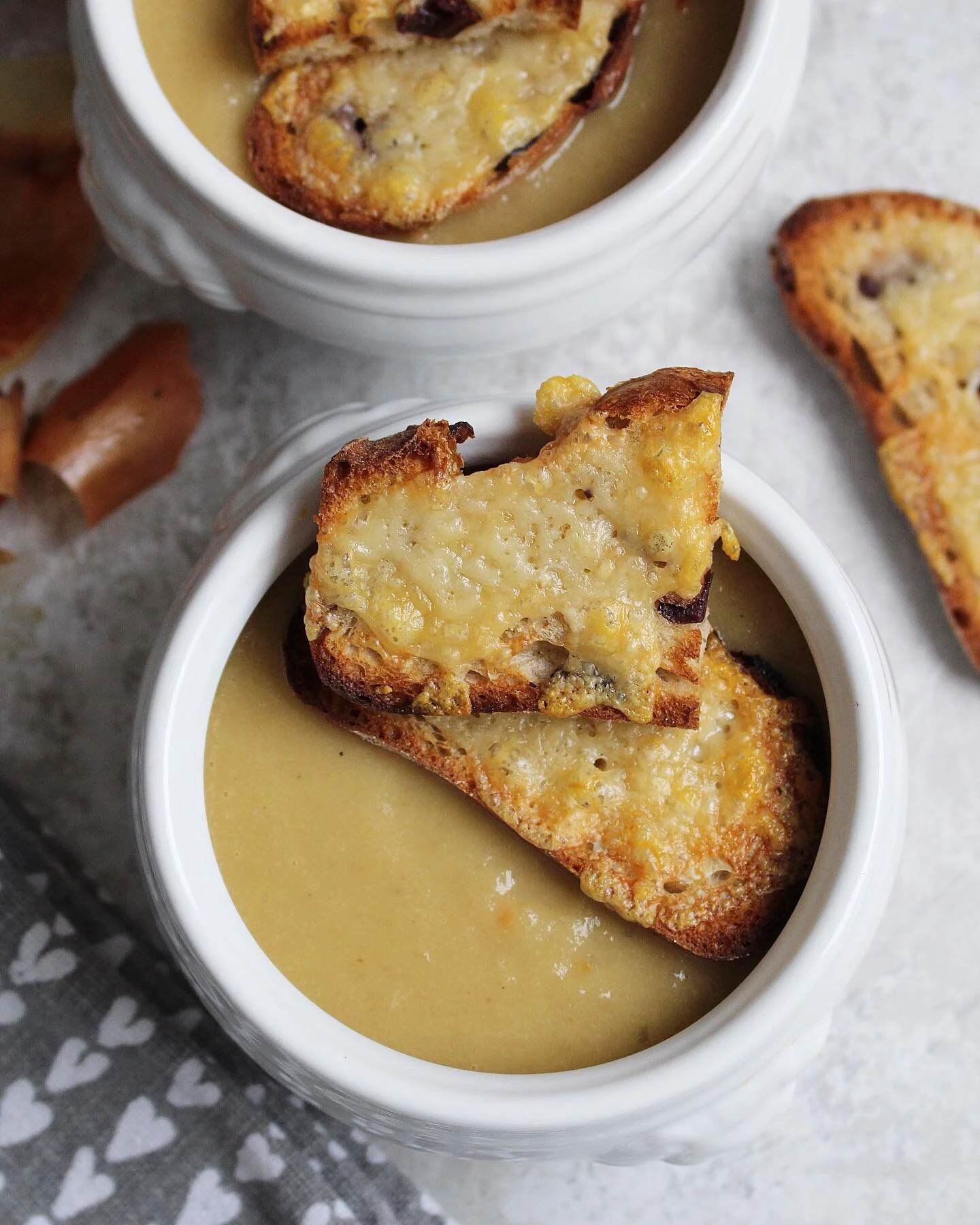 FRENCH ONION SOUP 🧅
My latest recipe for @oddboxldn is up.  An old-fashioned French onion soup. It&rsquo;s warm and creamy, and served with cheesy toast. The onion soup is vegan and you can easily swap ingredients around to make the toast gluten-fre