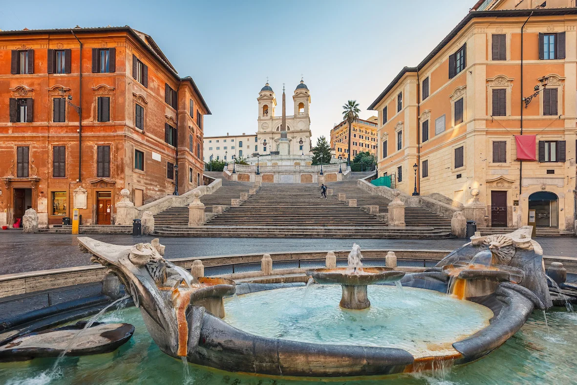 La Barcaccia del Bernini, a Piazza di Spagna, e sullo sfondo la scalinata di Trinità dei Monti
