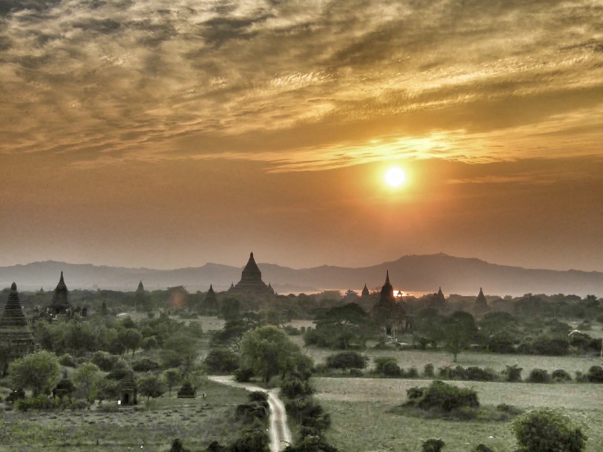 RICORDANDO IL MYANMAR - Un viaggio sospeso tra fantasia e realtà
