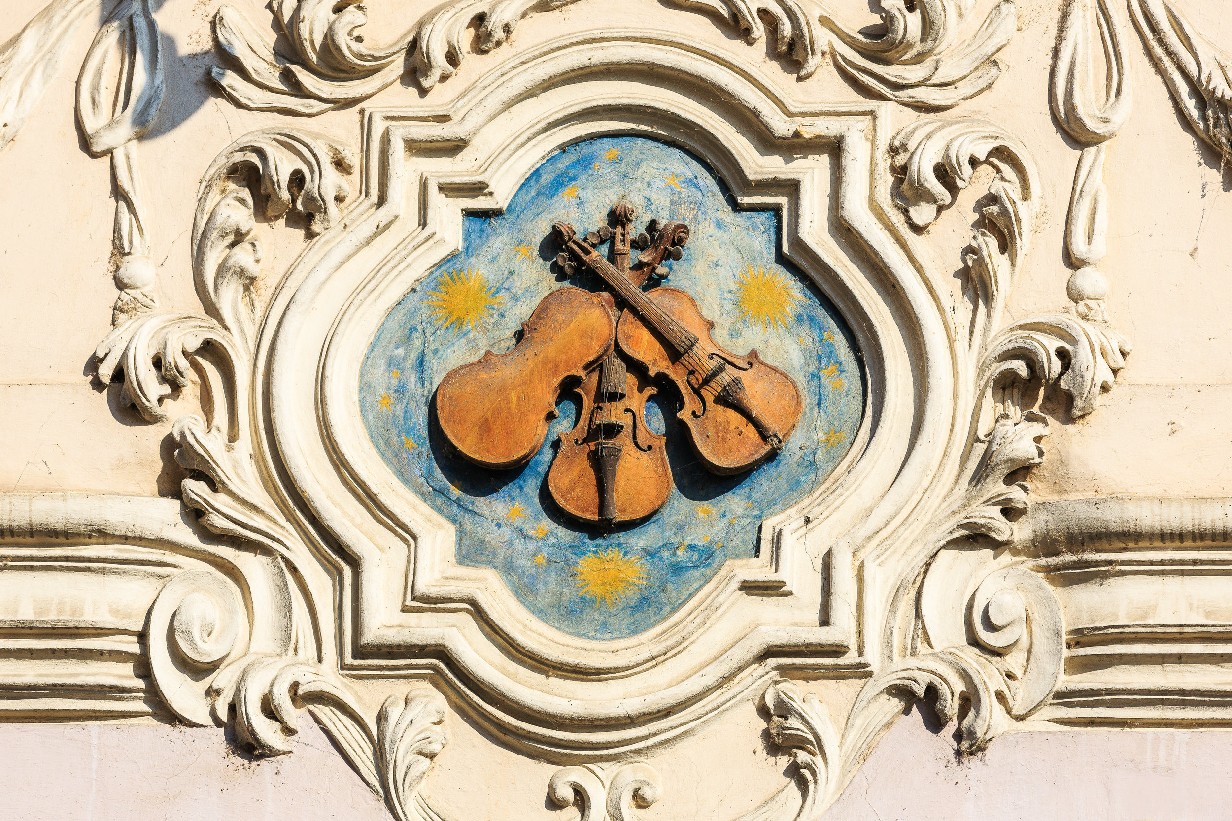 Decorazione di un palazzo a Nerudova, nei pressi dell’Ambasciata d’Italia
