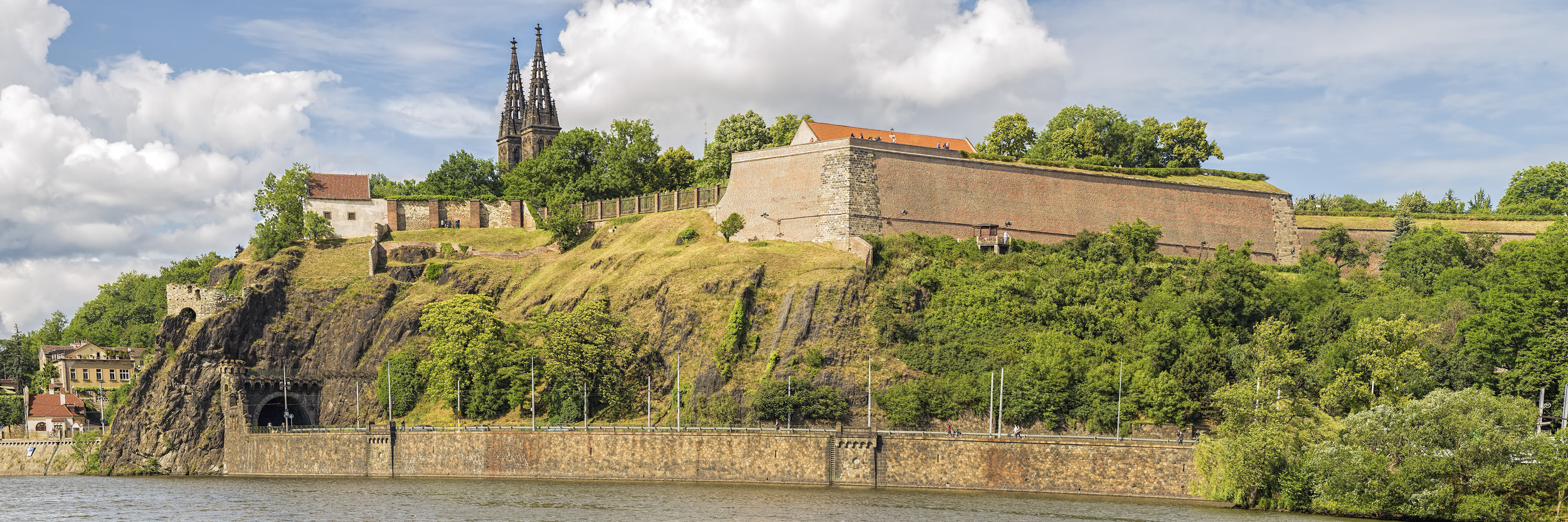 Vysehrad in primavera, vista dal fiume