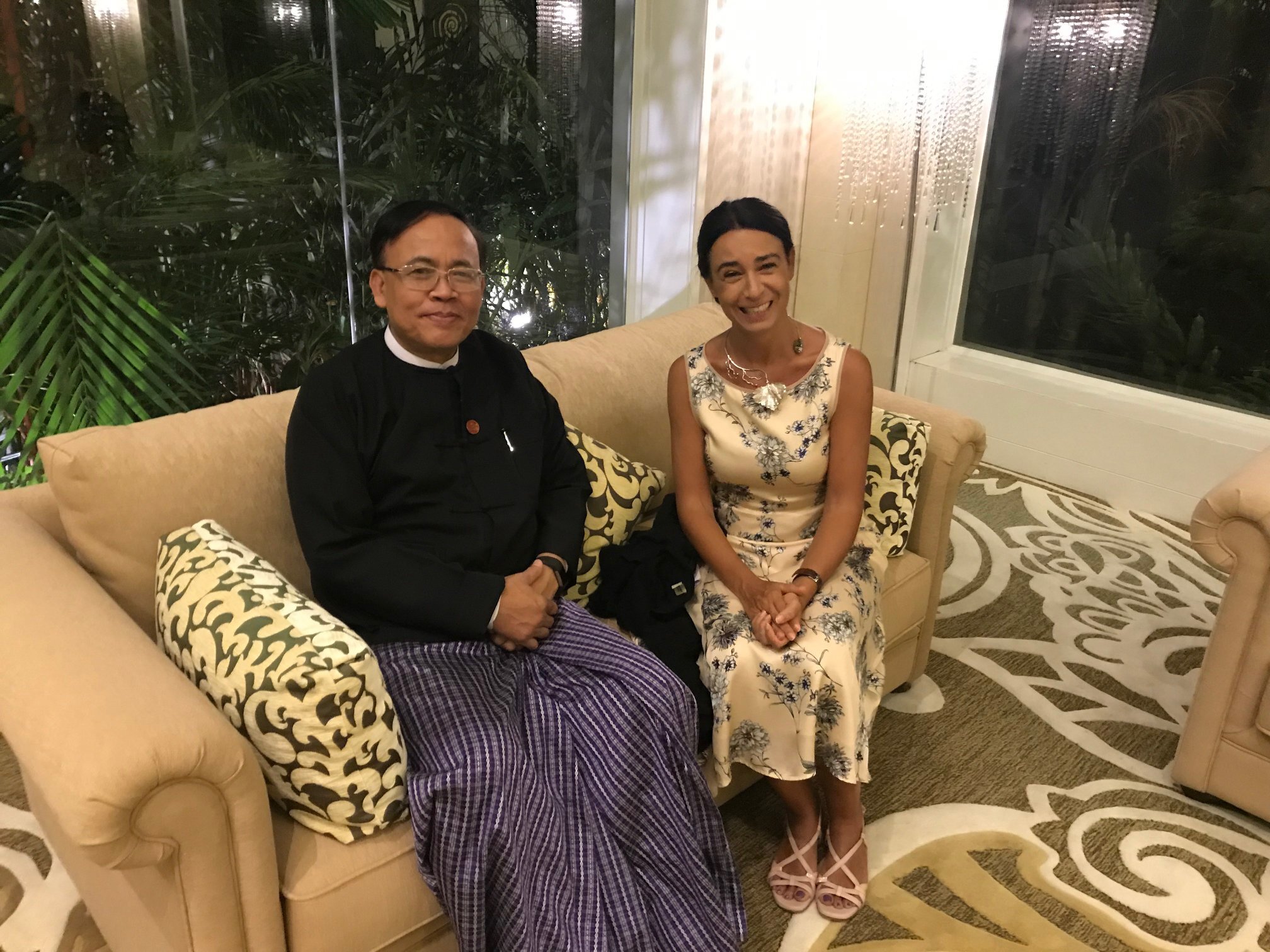 L’Ambasciatrice Schiavo con U Kyaw Tin, Ministro per la Cooperazione Internazionale
