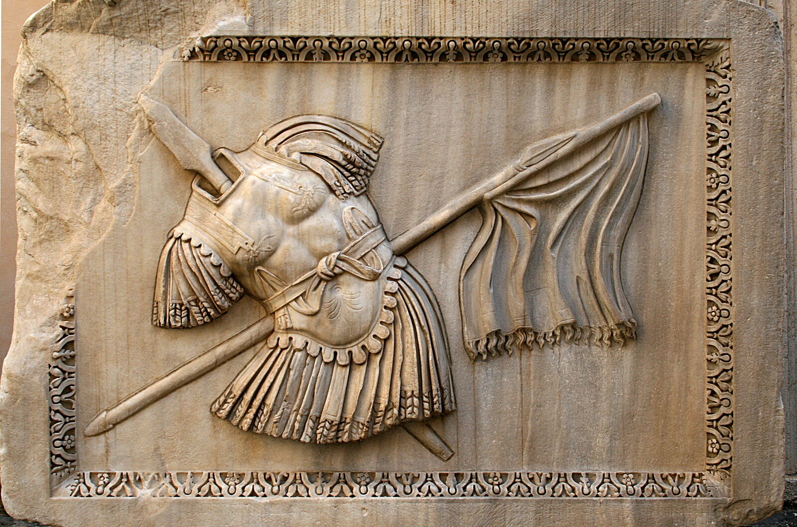 0_Relief_(trophées_d'armes)_-Temple_d'Hadrien_-_Musei_Capitolini_(2).jpg