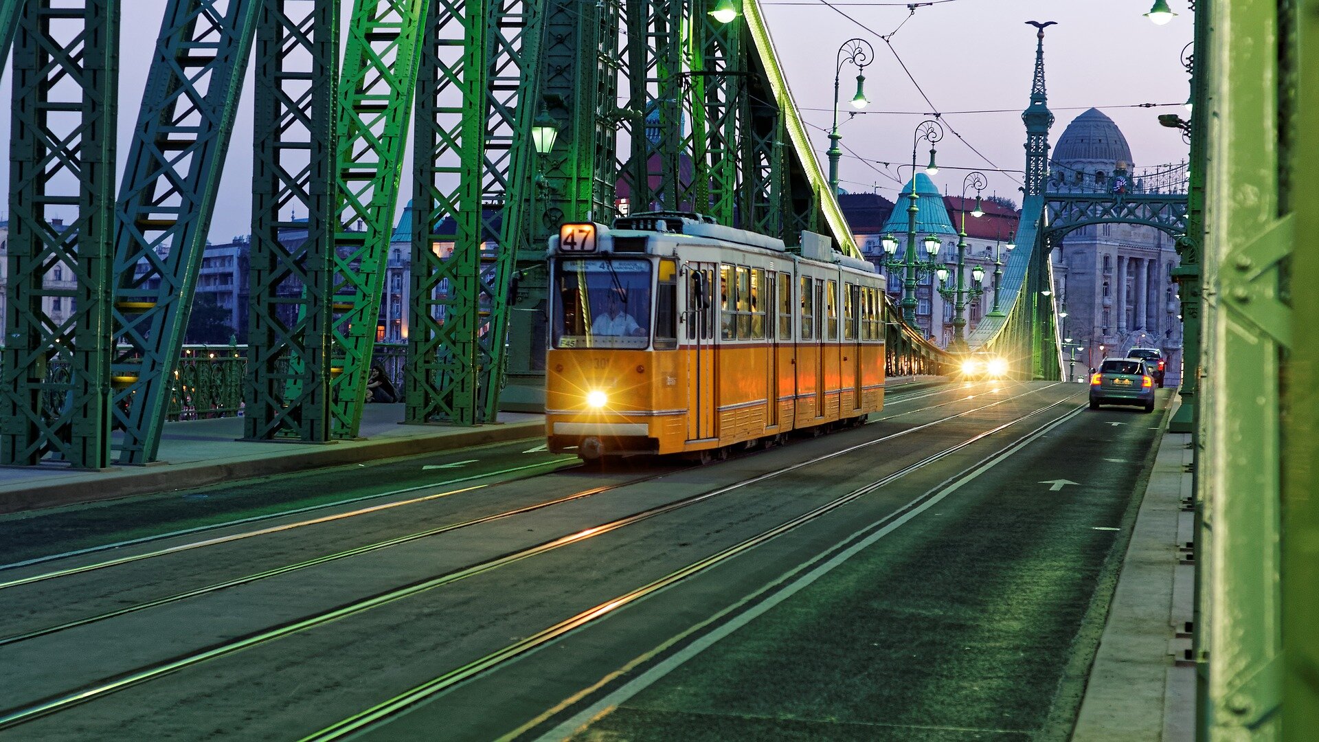 budapest-tram.jpg