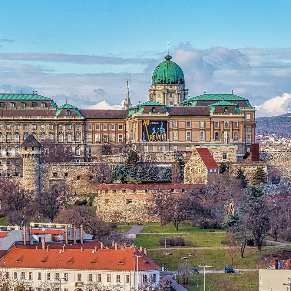 Partiamo alla scoperta di #Budapest la perla del Danubio 
.
.
.
https://www.ciaomag.com/home/budapest
.
.
.
#ciaomag #ciaomagazine #italiano #rivistaitaliana #viaggi #turismo #laperladeldanubio #storia #architettura #ungheria #instatravel #instaphoto