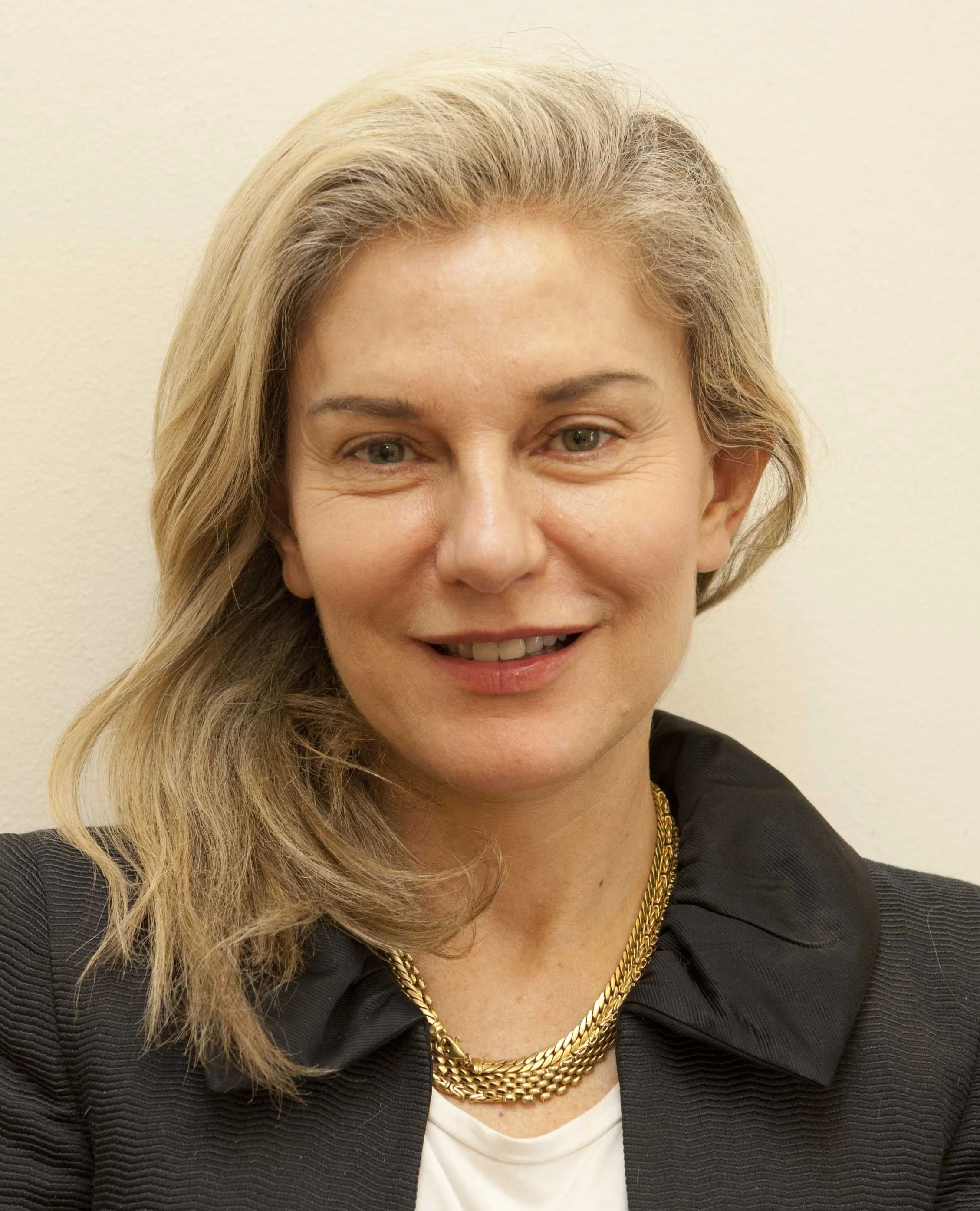 ELENA BASILE - "La scrittura è un'arma contro la superficialità"