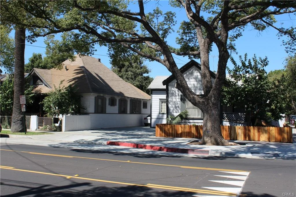 623 and 625 E. Santa Ana Blvd, Santa Ana $1,274,000 7 Units | $199,286/unit | $108,960 GSI | 4,016 SqFt | Built in 1922 | $317.23/sqft