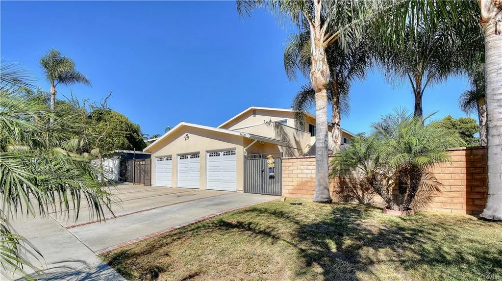 26451 Calle Delphina, San Juan Capistrano $1,165,000 3 Units | $391,667/unit | $62,100 GSI | 3,075 SqFt | Built in 1965 | $378.86/sqft