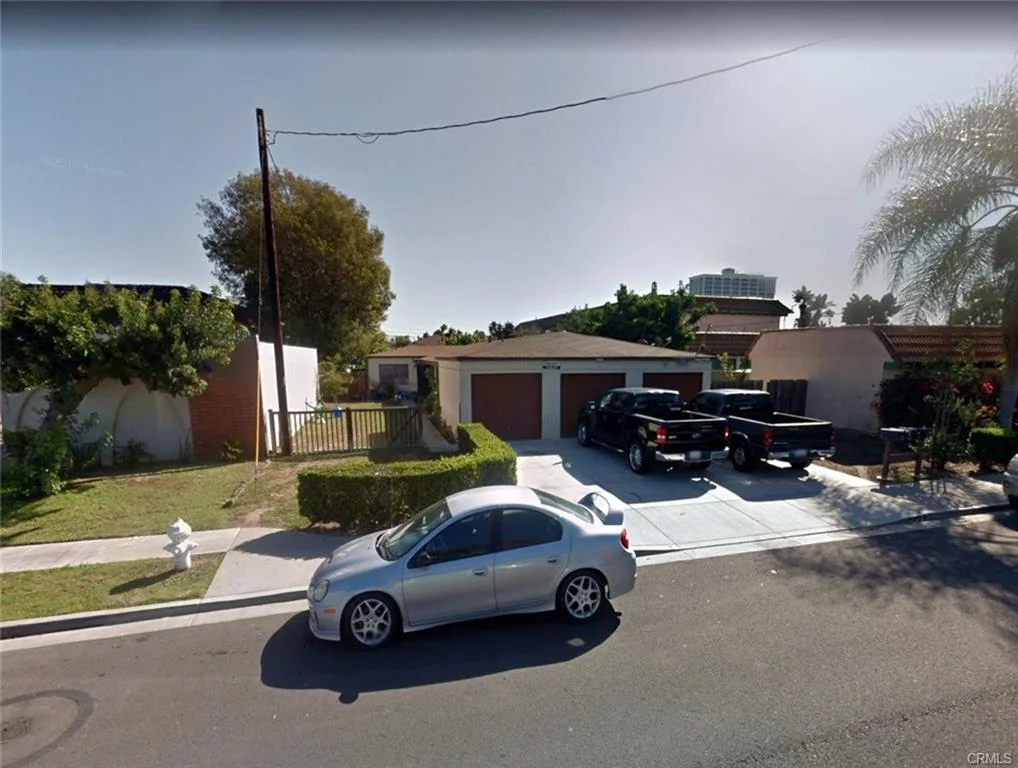 1966 Wallace Ave, Costa Mesa $1,325,000 4 Units | $343,750/unit | $76,200 GSI | 3,700 SqFt | Built in 1960 | $358.11/sqft