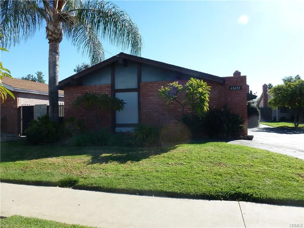 13692 Utt Dr, Tustin $770,000 2 Units | $384,950/unit | $49,800 GSI | 2,298 SqFt | Built in 1973 | $335.07/sqft