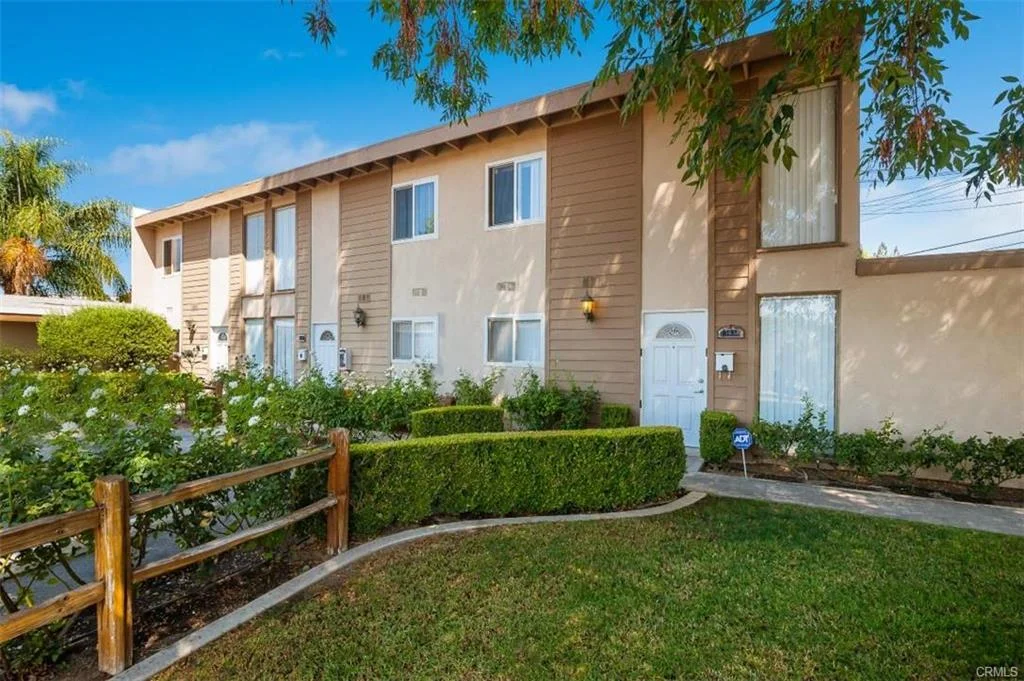 13638 Estero Cr, Tustin $1,360,000 4 Units | $328,750/unit | $85,980 GSI | 4,406 SqFt | Built in 1963 | $308.67/sqft
