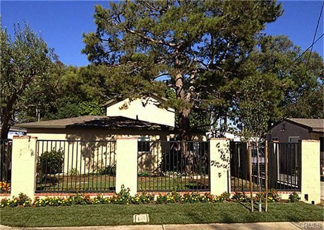2052 Pomona Ave, Costa Mesa $680,000 2 Units | $349,950/unit | 1,651 SqFt | Built in1949 | $411.87/sqft