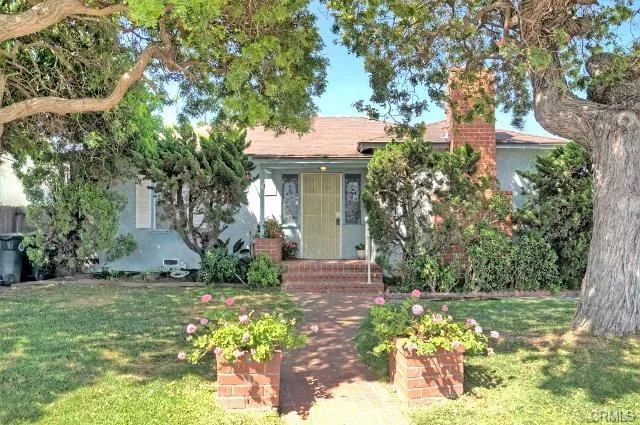 156 Costa Mesa St, Costa Mesa $760,000 SFR | 3 Beds | 2 Baths | 1,329 sqft | 7,405 sqft lot | Built in 1949 | $571.86/sqft
