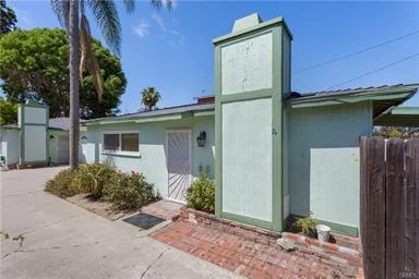 2413 Santa Ana Ave, Costa Mesa $900,000 2 Units | $450,000/unit | $60,000 GSI | 2,200 SqFt | Built in 1950 | $409.09/sqft