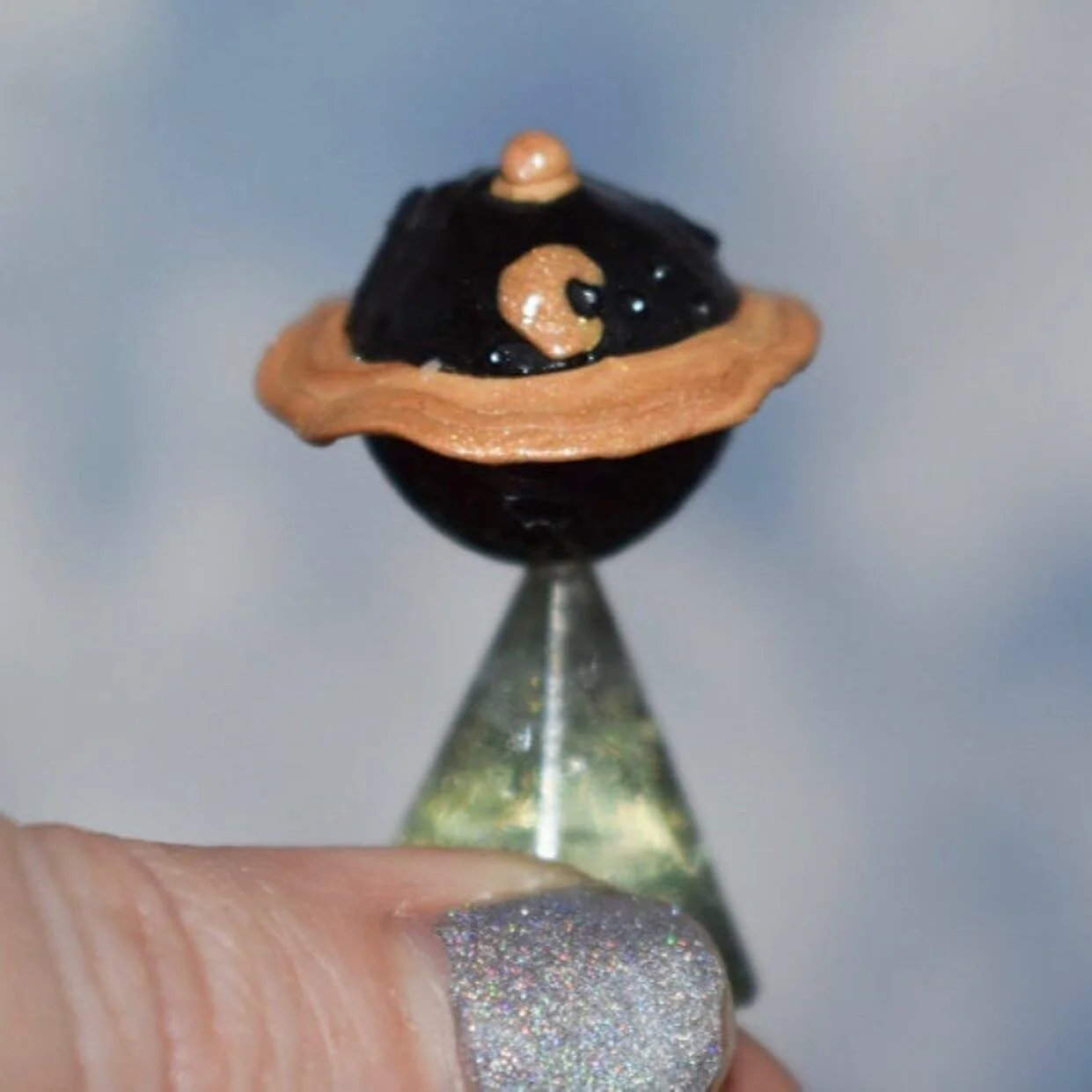 The Havane Planetship 🛸 

#GreetingsOuterSpace #UFO #art #alienartworld #surrealismworld #sculpture #elevateyourcraft #imready #alien #epoxy #etsyseller #polymerclay #resinobsession #mixedmedia #space #ufoart #planetshipAbduction #planetship #planet