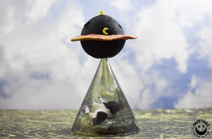 The Citron Planetship 🛸

#GreetingsOuterSpace #UFO #art #alienartworld #surrealismworld #sculpture #elevateyourcraft #imready #alien #epoxy #etsyseller #polymerclay #resinobsession #mixedmedia #space #ufoart #planetshipAbduction #planetship #planets