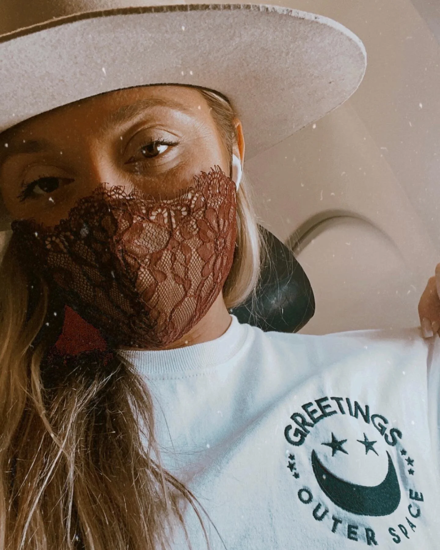 Greet um with a smile even when you have to wear a mask. 🌙 @paris_bond
#GreetingsOuterSpace