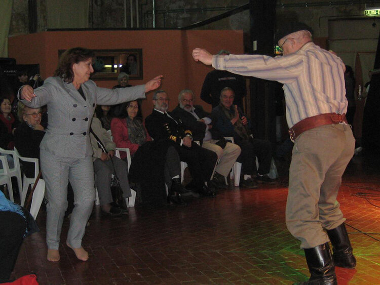  Bety Espinillo y miembro del Centro Virginia Choquintel bailando una chacarera 