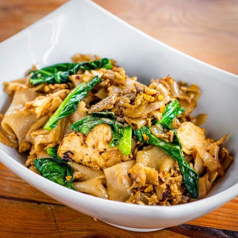 Calling all noodle lovers! Our Pad See Eiw is a must-try dish that&rsquo;s sure to tantalize your taste buds. 😋🍜 Experience the perfect harmony of flat rice noodles, egg, broccoli, and flavorful black soy sauce in every forkful. Get ready for a fla