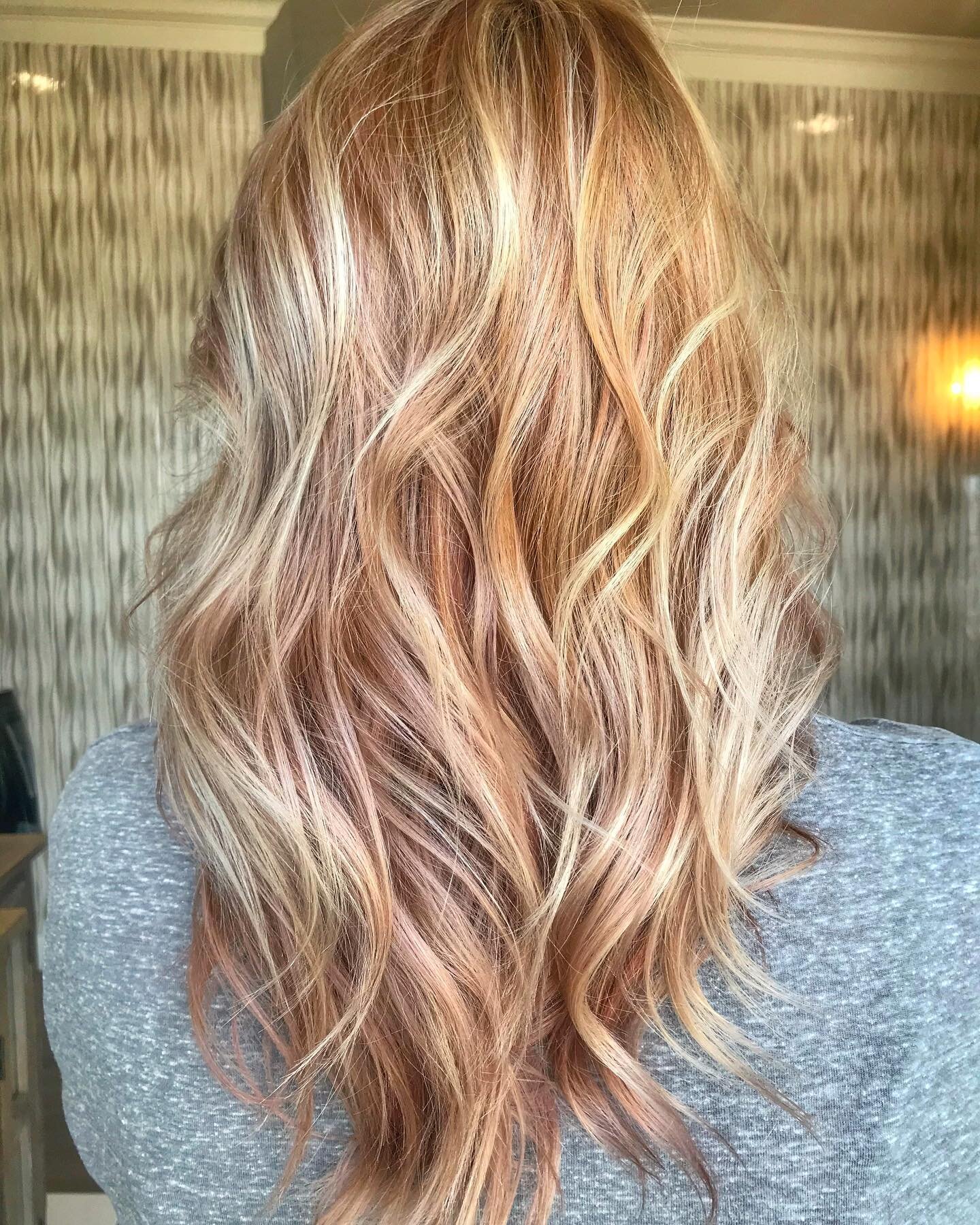 Everything&rsquo;s coming up ROSE GOLD for this beauty🥂
#jessdoesmyhair #remedysalon #allentxhairstylist #allentxhairsalon #dfwhair #rosegoldhair #rosegold #cominguprosegold #longhair #beautifulblondehair #wedorosegoldright