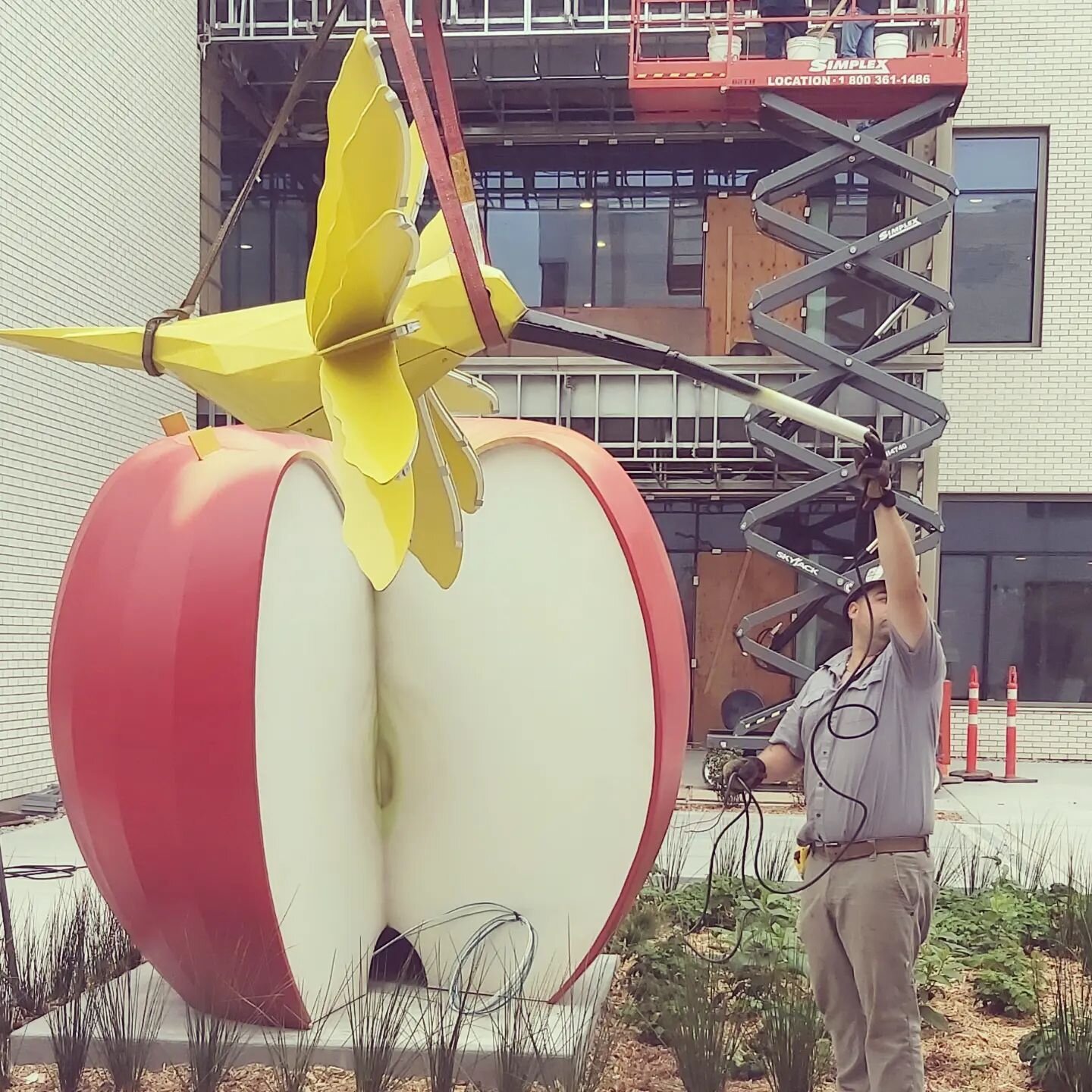 Mon &eacute;quipe dirig&eacute; par David Levesque termine l'installation de ces 2 projets aujourd'hui. Inspiration de Magritte! Plus de d&eacute;tails &agrave; venir. 
#artpublic #artcanada #sculptures #colibri #pommes #magritte #canadianartist