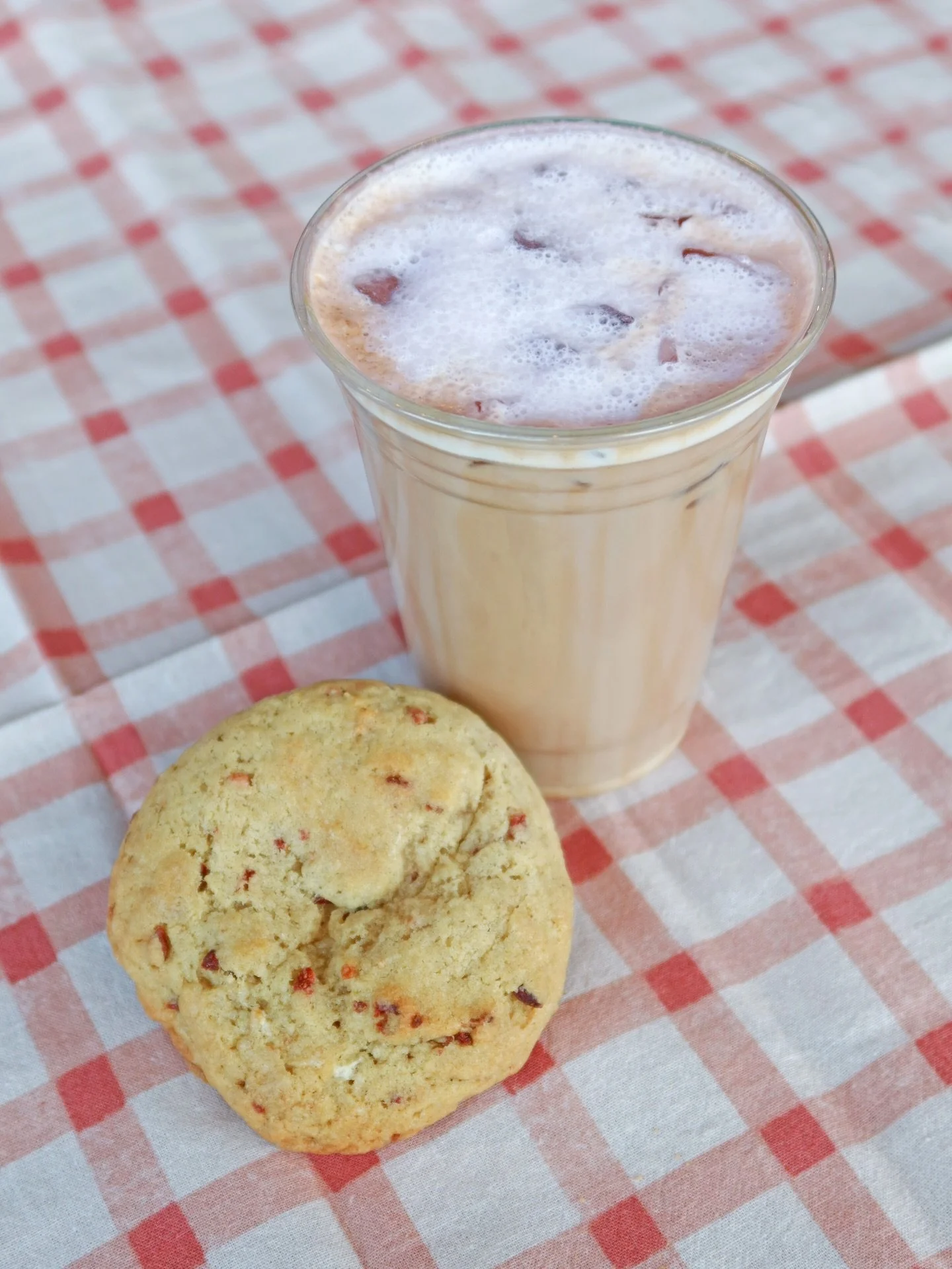 A few more sweet drinks &amp; treats for the season! 

🍓 Strawberry Cheesecake Cookie from @holo.bakery 
🍫 Mocha latte w/strawberry cold foam
&bull;
🍾 Raspberry Mimosa 
🪻 Lavender Gin Fizz 

#seasonalspecials #wheelerscafe #holobakery #meecantile
