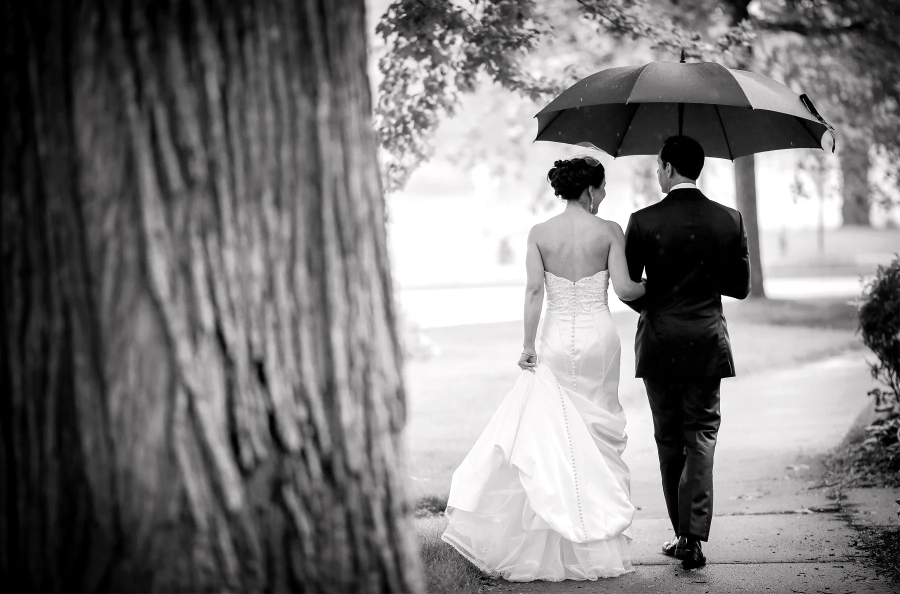 07-Minneapolis-Minnesota-Wedding-Photography-by-Vick-Photography-First-Look-Raining-Wedding-Leticia-&-Jay.jpg