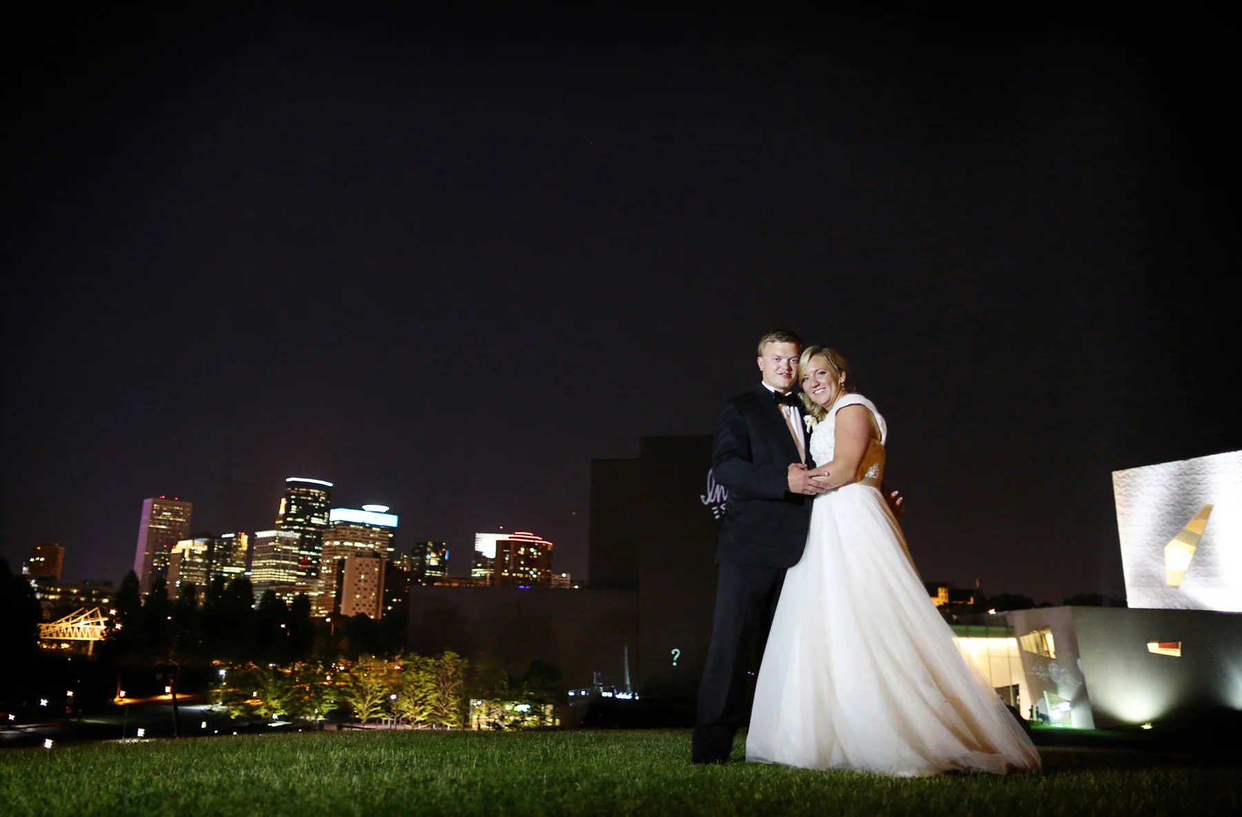 16-Minneapolis-Minnesota-Wedding-Photography-by-Vick-Photography-Van-Dusen-Mansion-Outdoor-Reception-Skyline-Taryn-&-Scott.jpg