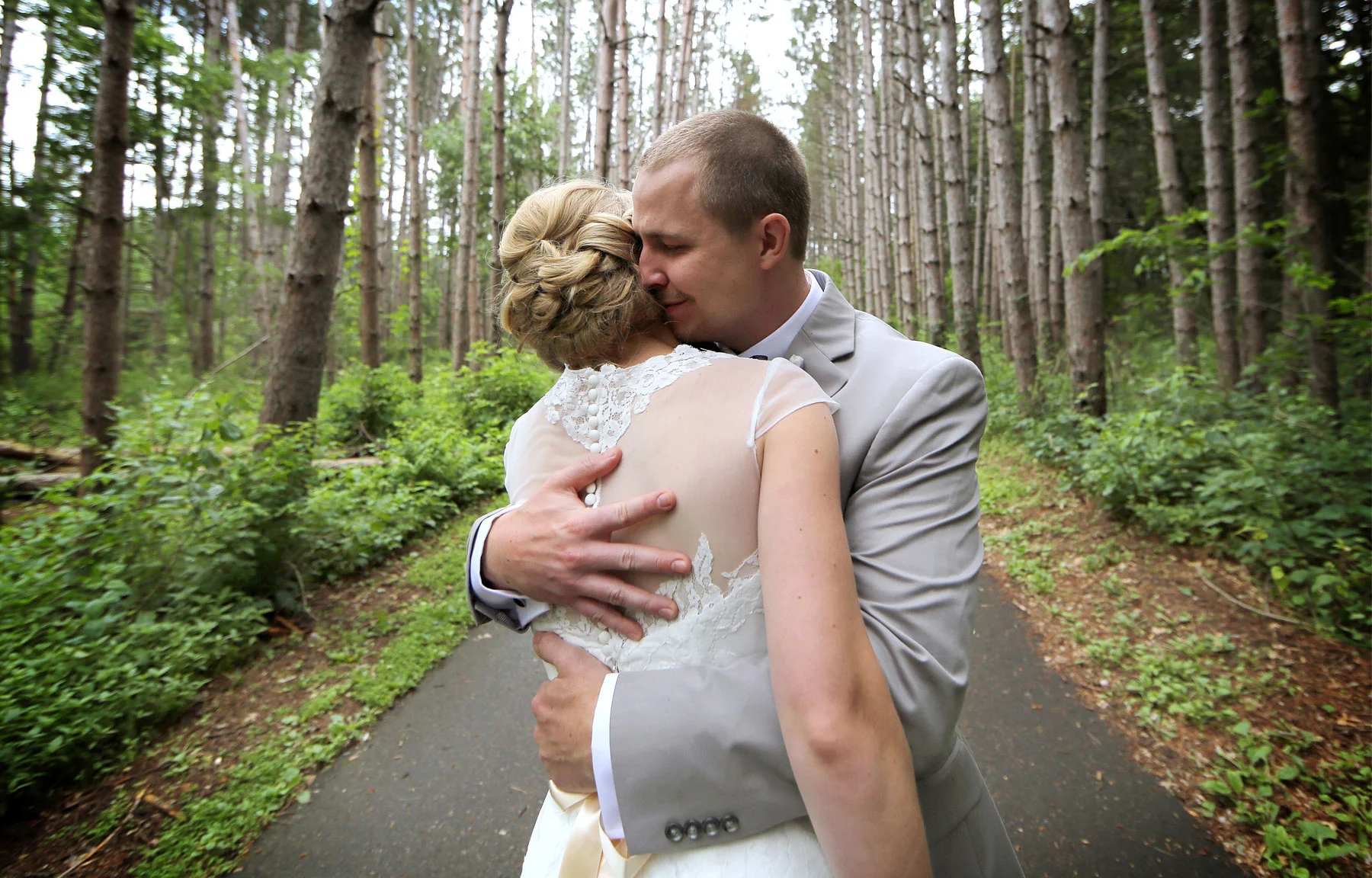 04-Minneapolis-MN-Wedding-Photography-by-Vick-Photography-Rustic-Forest-Woods-First-Look-Alyssa-&-Blake.jpg