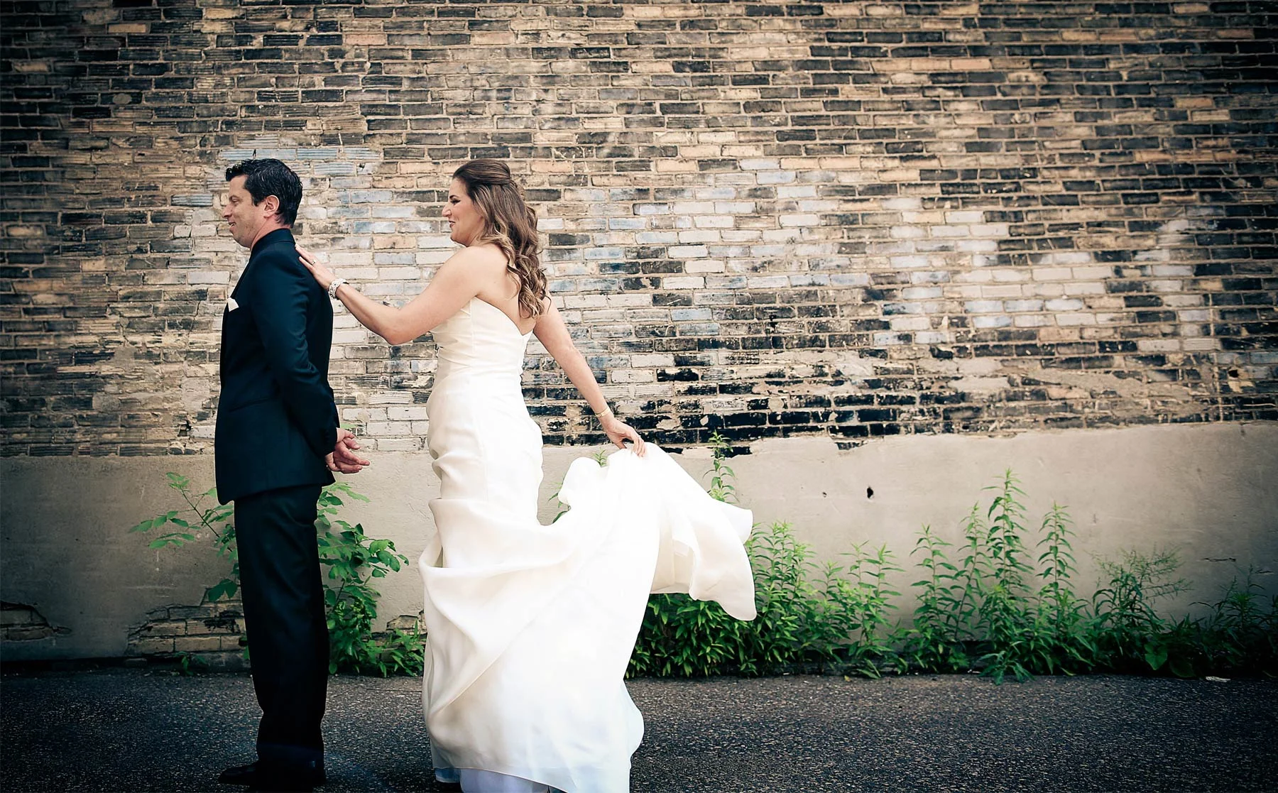 02-Minneapolis-Minnesota-Wedding-Photography-by-Vick-Photography-Aria-Downtown-First-Look-Layne-&-Dan.jpg