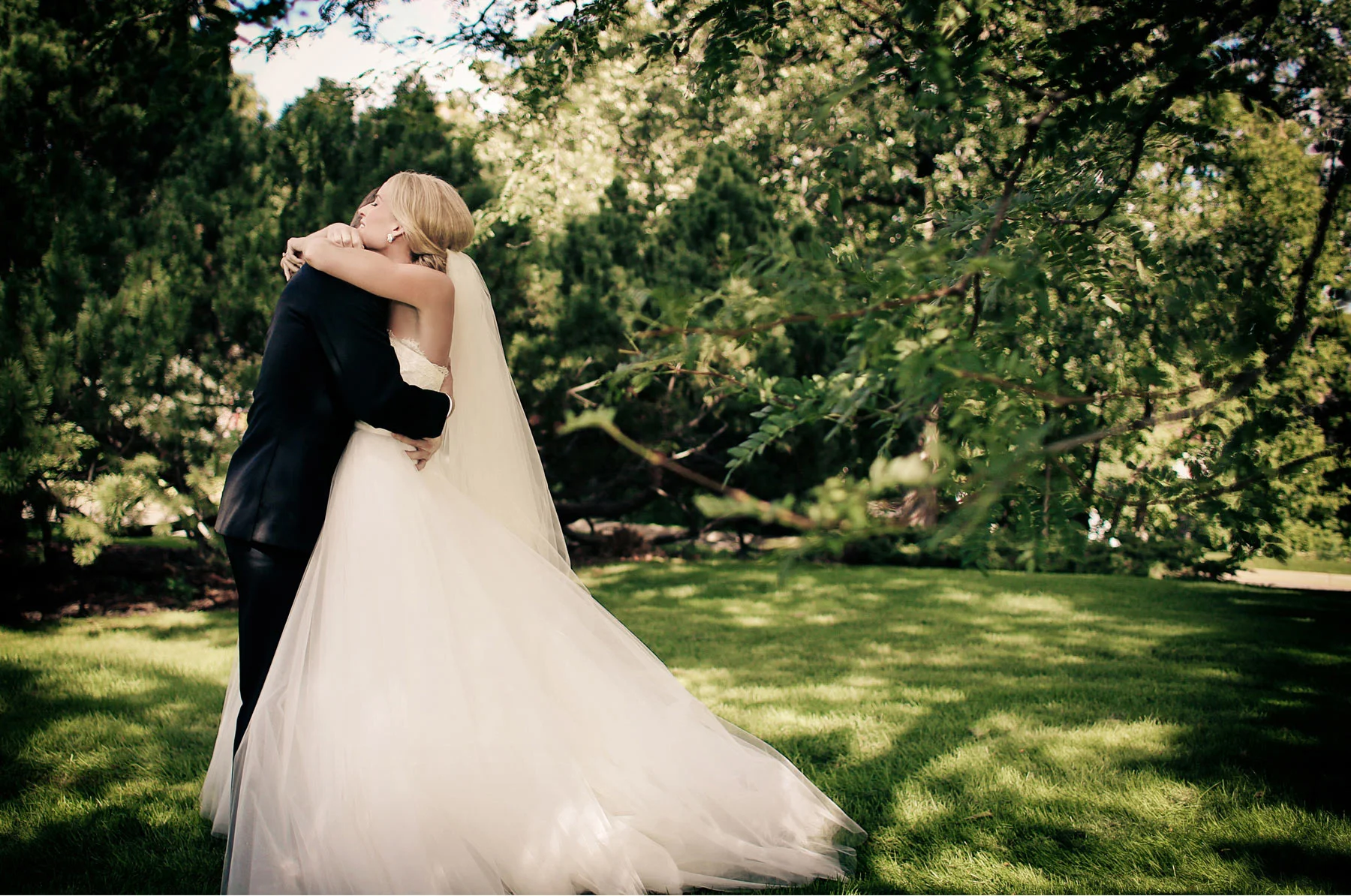 06-Minneapolis-Minnesota-Wedding-Photography-by-Vick-Photography-First-Look-Garden-Sarah-&-Brett.jpg