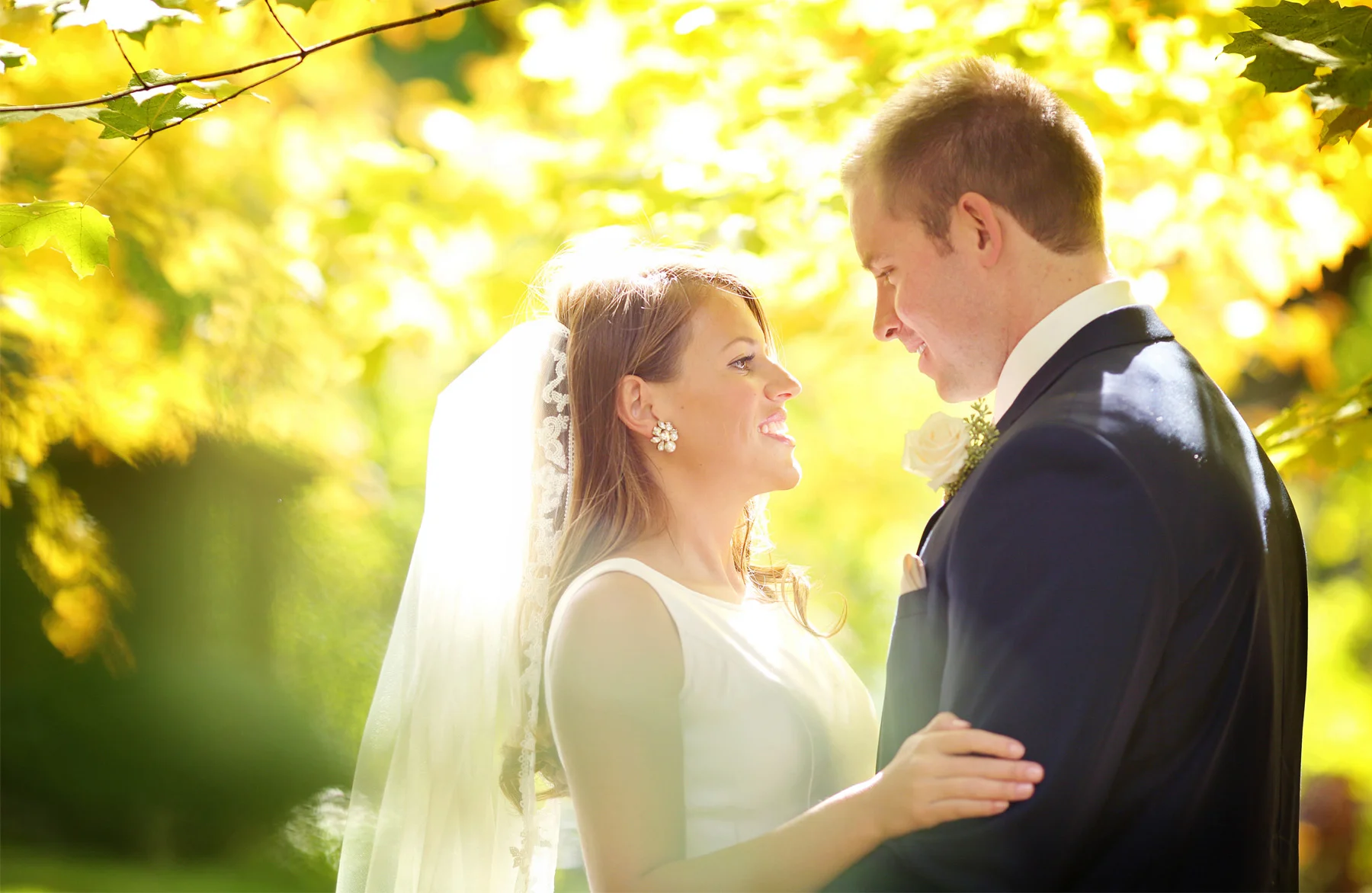 04-Minneapolis-Minnesota-Wedding-Photography-by-Vick-Photography-Autumn-Fall-Colors-First-Look-Elle-and-Tyler.jpg