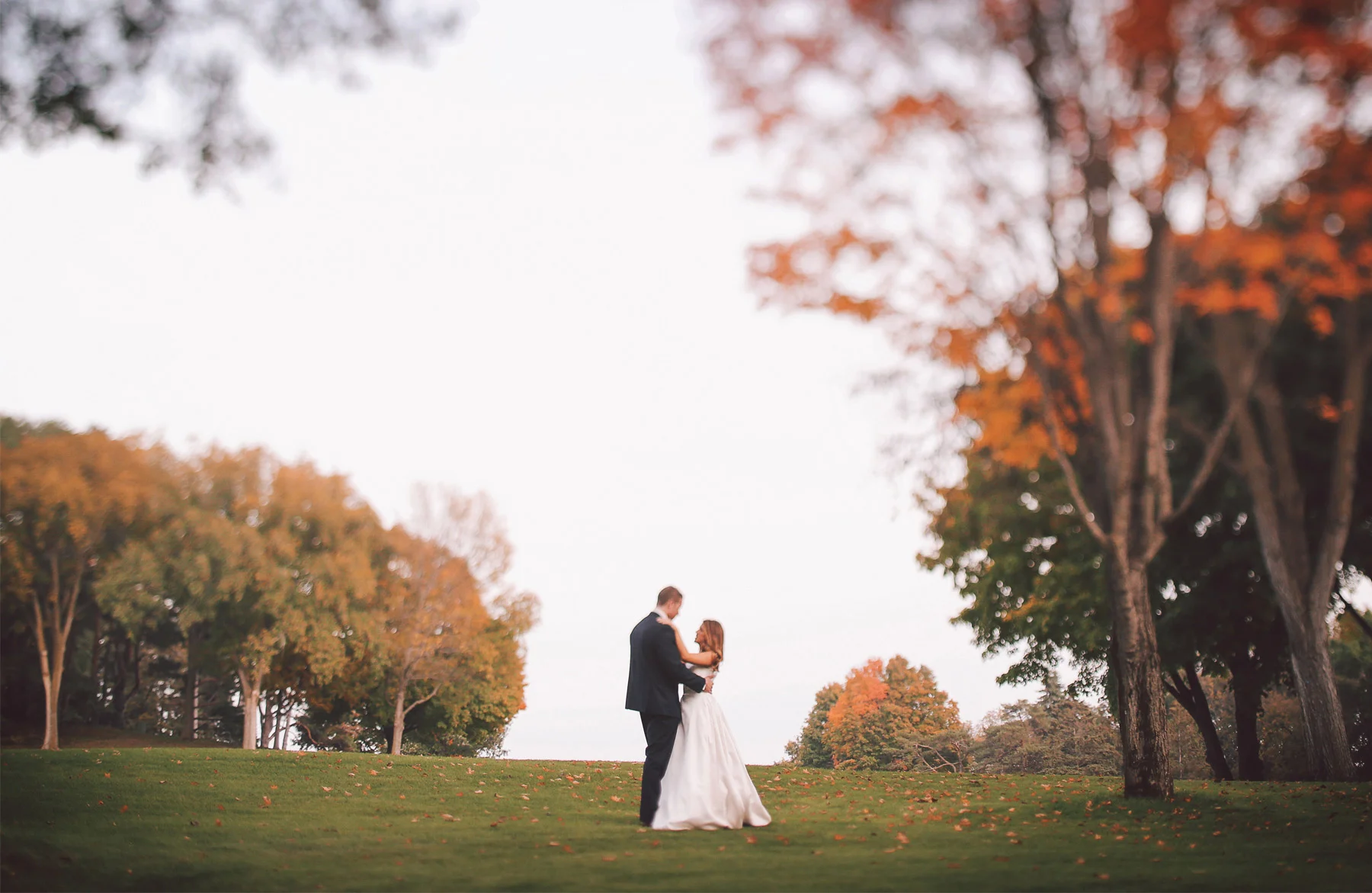 12-Minneapolis-Minnesota-Wedding-Photography-by-Vick-Photography-Woodhill-Country-Club-Golf-Course-Autumn-Fall-Colors-Elle-and-Tyler.jpg