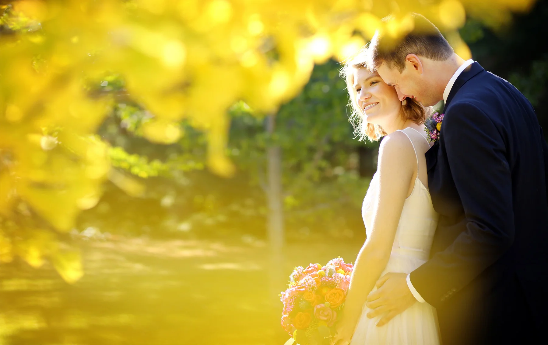 05-Minneapolis-Minnesota-Wedding-Photography-by-Vick-Photography-Fall-Colors-Autumn-Leaves-First-Look-Madeline-&-Matt.jpg