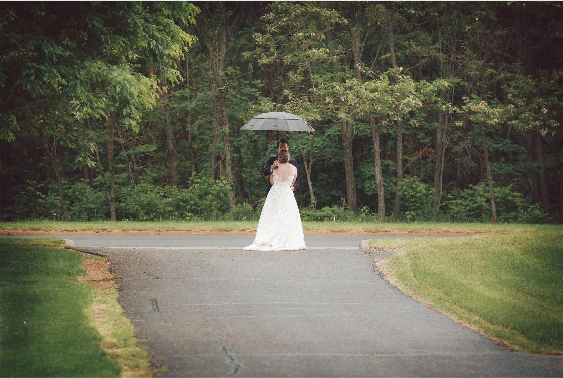 03-River-Falls-Wisconsin-Wedding-Photography-by-Vick-Photography-First-Look-Rain-Umbrella-Britty-and-Tyler.jpg