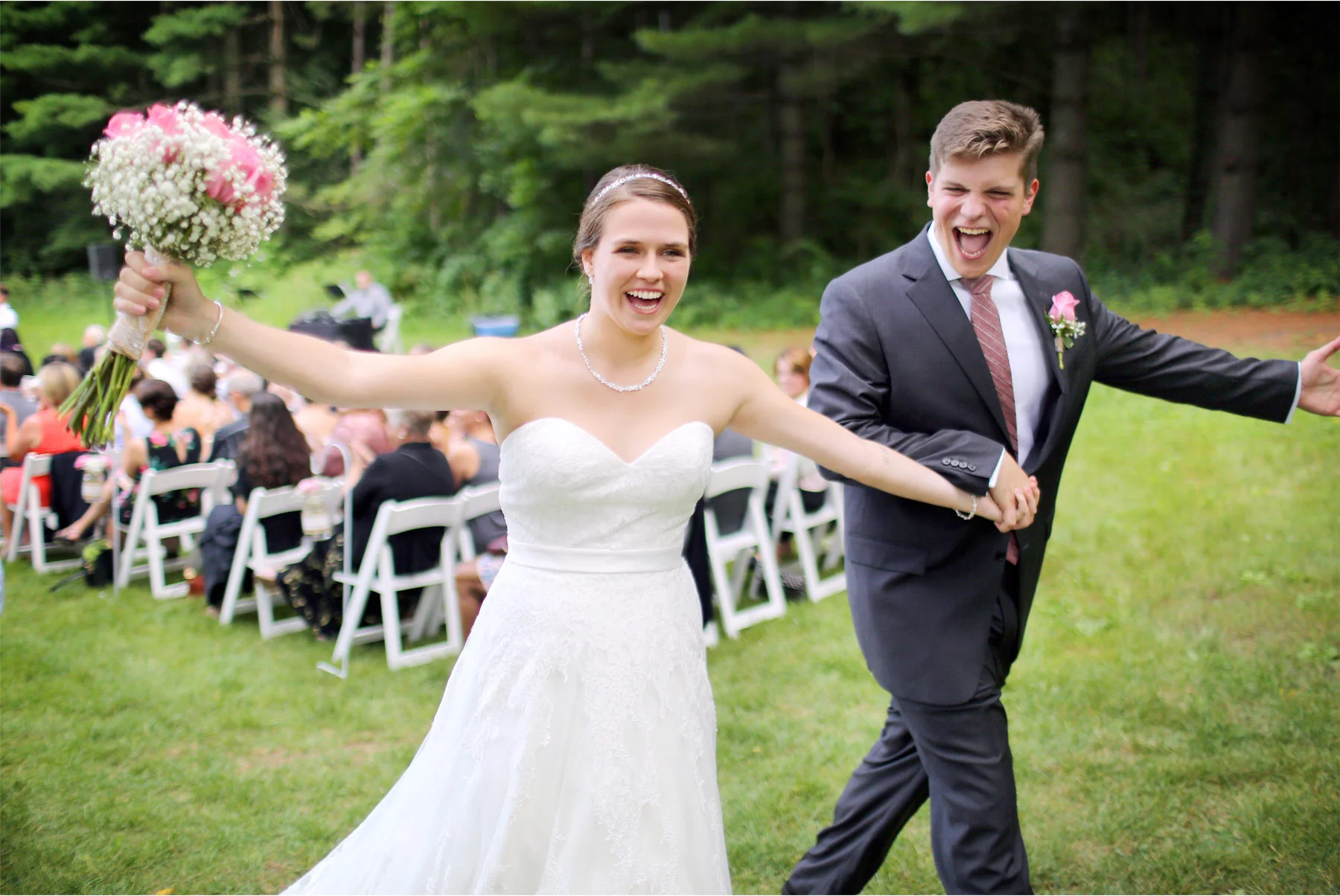 10-Red-Wing-Minnesota-Wedding-Photography-by-Vick-Photography-Round-Barn-Farm-Ceremony-Outside-Outdoor-Nikki-and-Will.jpg
