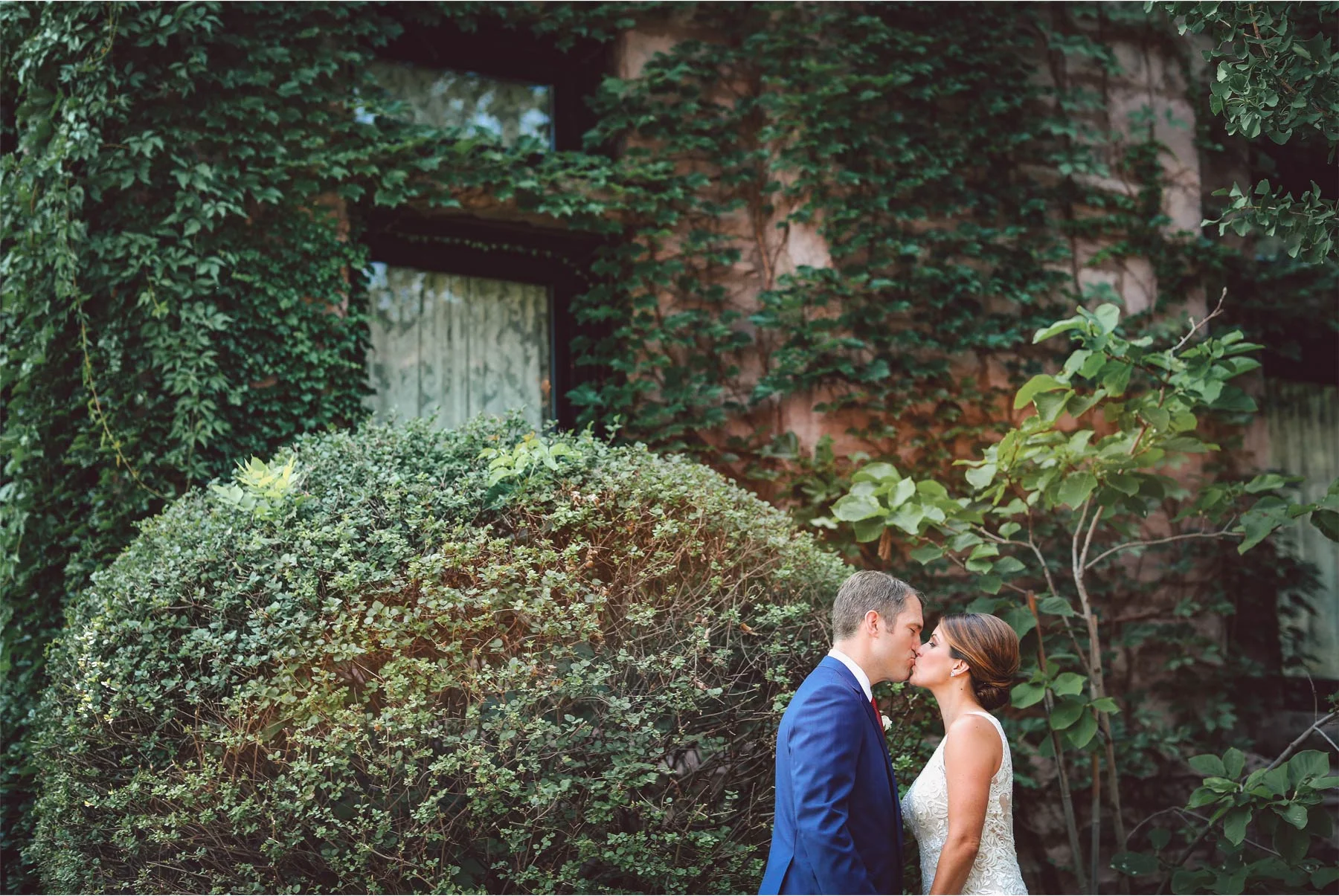 05-Minneapolis-Minnesota-Wedding-Photographer-by-Vick-Photography-Van-Dusen-Mansion-First-Look-Ivy-Megan-and-Ned.jpg