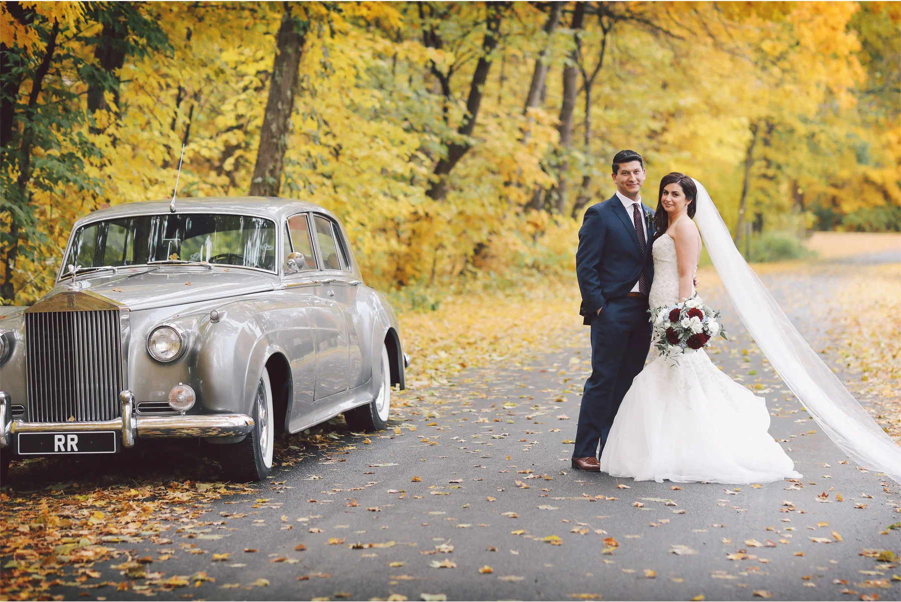 09-Minneapolis-Minnesota-Wedding-Photography-by-Vick-Photography-Classic-Car-Autumn-Fall-Colors-Bride-and-Groom-Jana-and-Matt.jpg