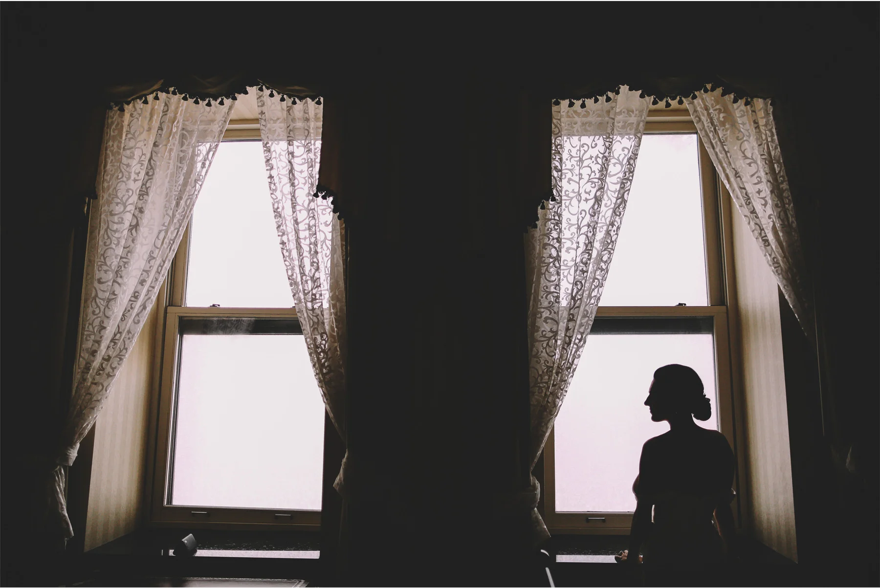 03-Minneapolis-Minnesota-Wedding-Photographer-Andrew-Vick-Photography-Bride-Morning-Window-Allison-and-Steve.jpg