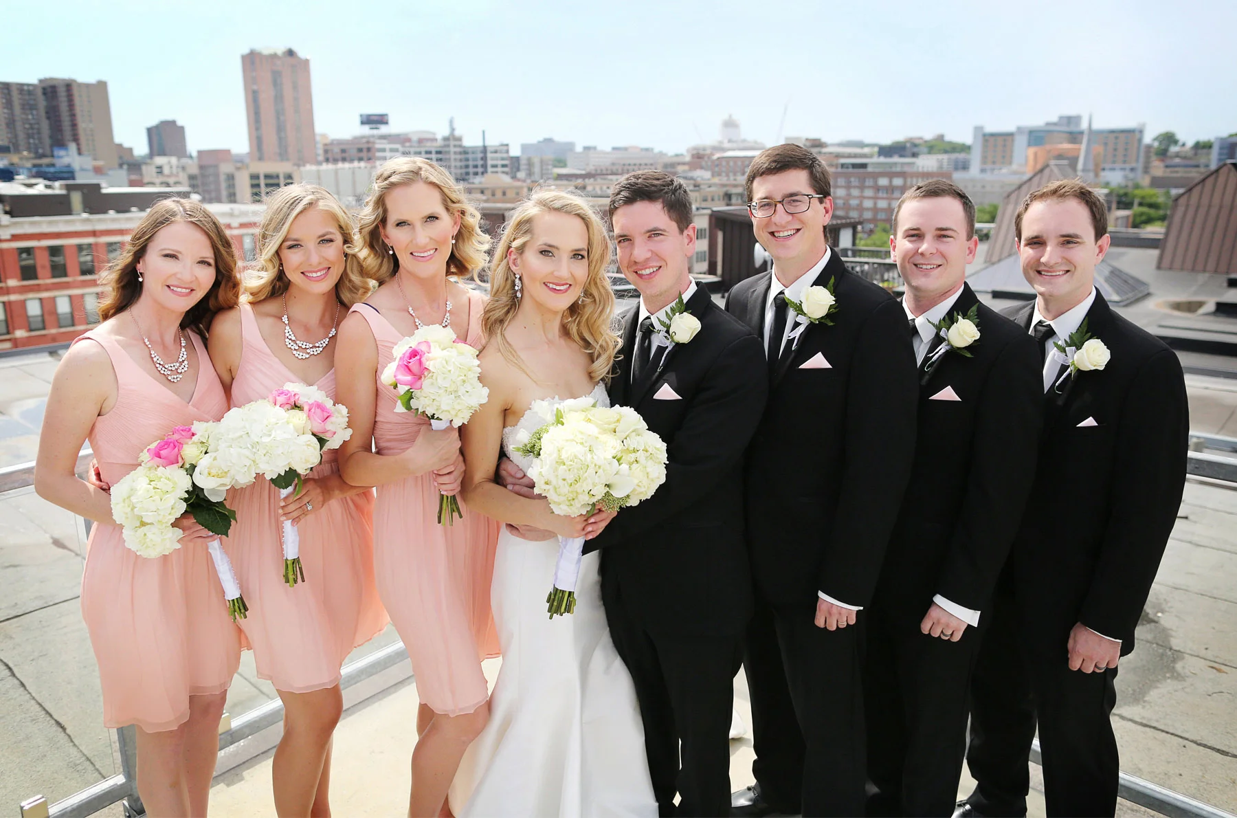 07-Saint-Paul-Minnesota-Wedding-Photographer-by-Andrew-Vick-Photography-Summer-Abulae-Bride-Groom-Bridal-Party-Bridesmaids-Groomsmen-Laura-and-Tim.jpg