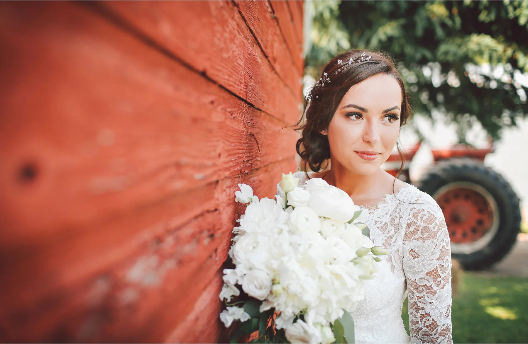 06-South-Haven-Minnesota-Wedding-Photographer-by-Andrew-Vick-Photography-Summer-Tomala-Farm-Bride-Flowers-Lace-Dress-Vintage-Renee-and-Bobb.jpg