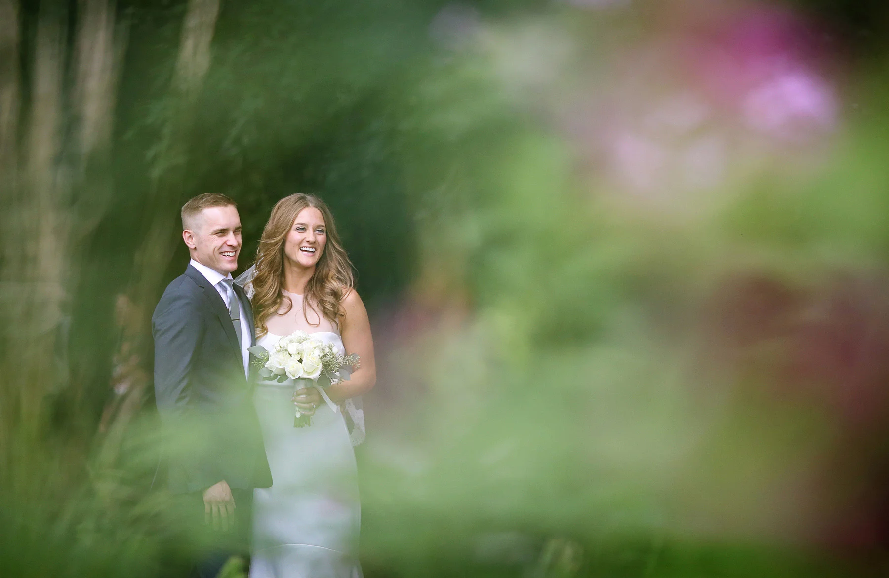 05-Dellwood-Minnesota-Wedding-Photographer-by-Andrew-Vick-Photography-Summer-Country-Club-First-Meeting-Look-Bride-Groom-Sarah-and-Landon.jpg