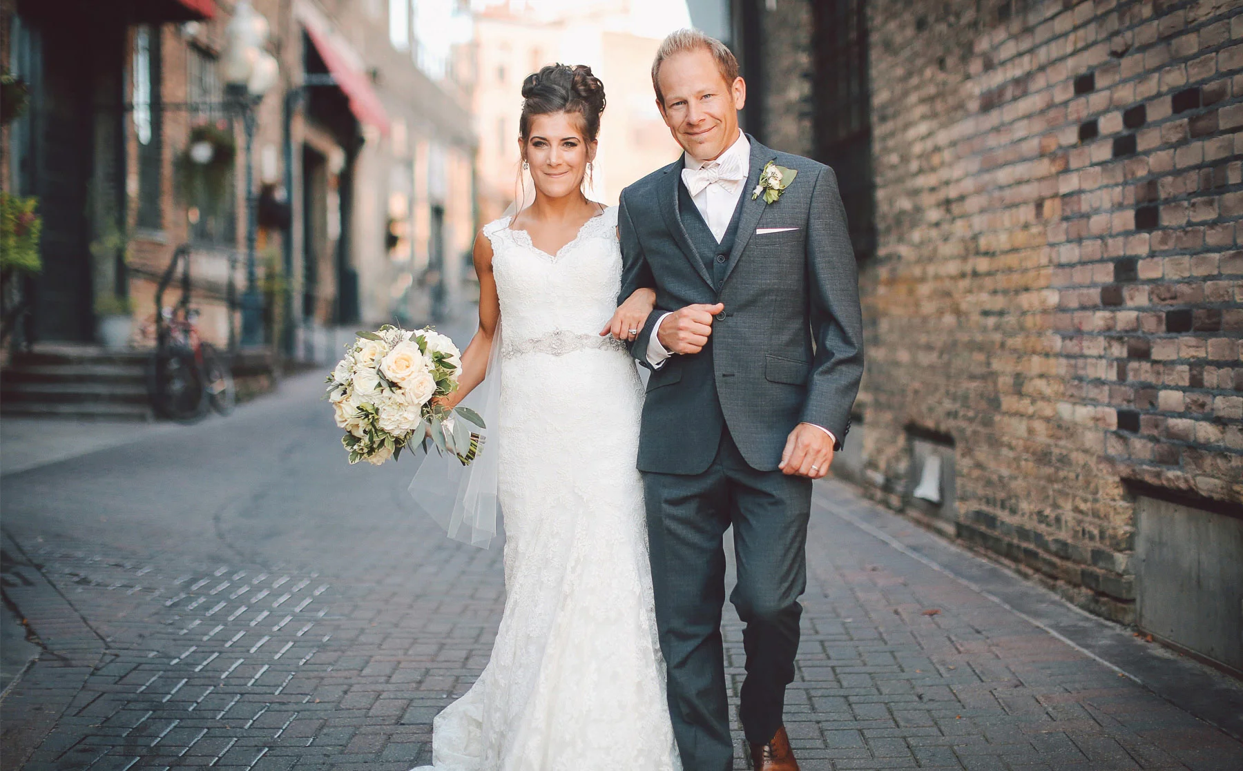 09-Minneapolis-Minnesota-Wedding-Photographer-by-Andrew-Vick-Photography-Fall-Autumn-Loring-Park-Bride-Groom-Vintage-Paula-and-Jason.jpg